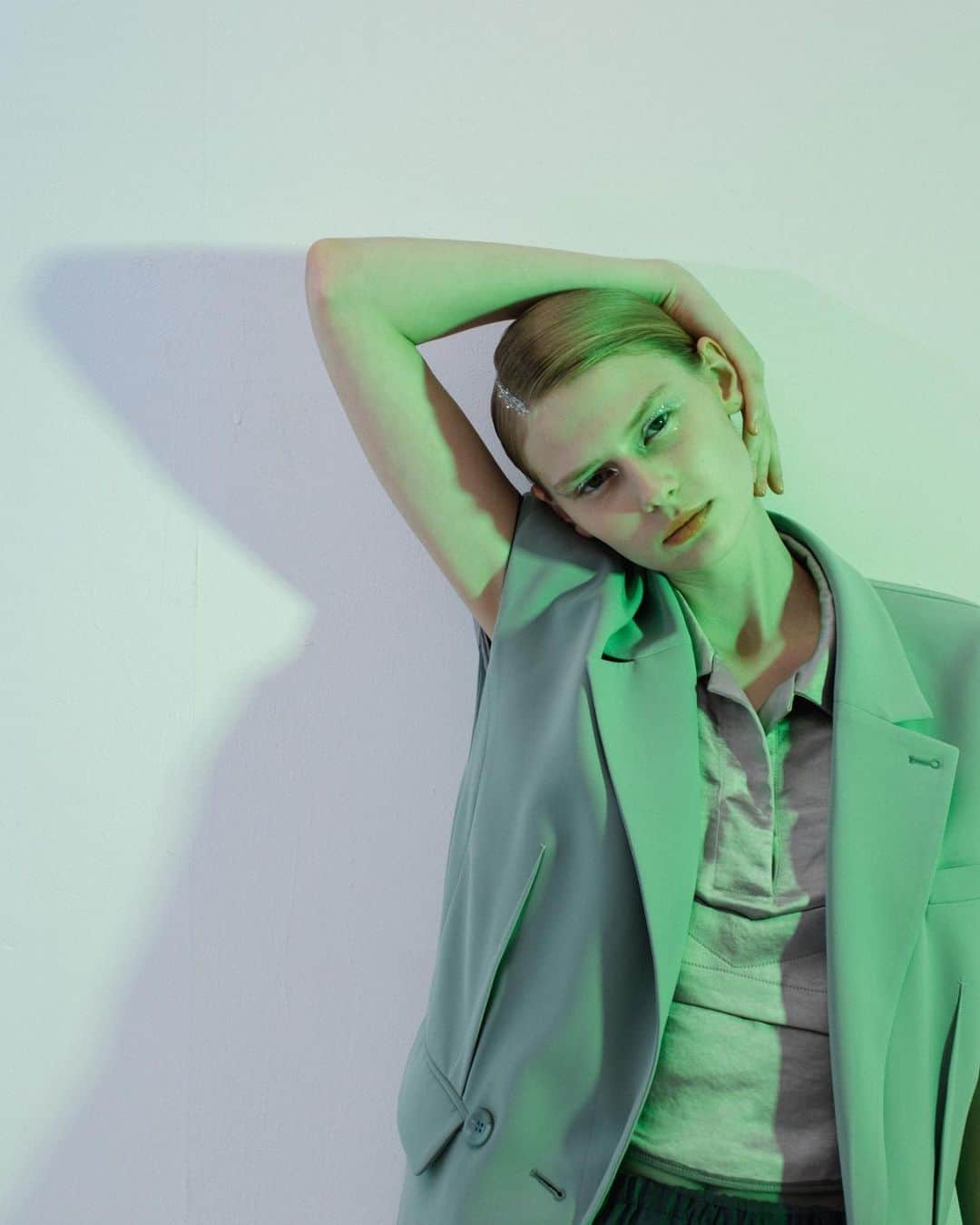 AULA AILAのインスタグラム：「【2023 SPRING SUMMER COLLECTION】  SLEEVELESS JACKET COLOR MINT SIZE 0 ¥23,100   スリーブレスのジレジャケット。 ストレッチのダブルクロスを使用し、仕立て映えするように、奇麗目でモードな雰囲気に。 フロントのボタンを外してジレ風に着て頂くと、ハンサムな印象。 肩幅を広めにして肩パッドを入れることで、メンズライクなボックスシルエットを強調しています。腕が華奢に見える効果も。 インナーは長袖から半袖、ノースリーブまでレイヤードして頂けますので、オールシーズン着て頂けるプラスワンアイテム。  ✔️AULA AILA OFFICIAL WEB STOREにて春夏コレクションアイテム展開中！」