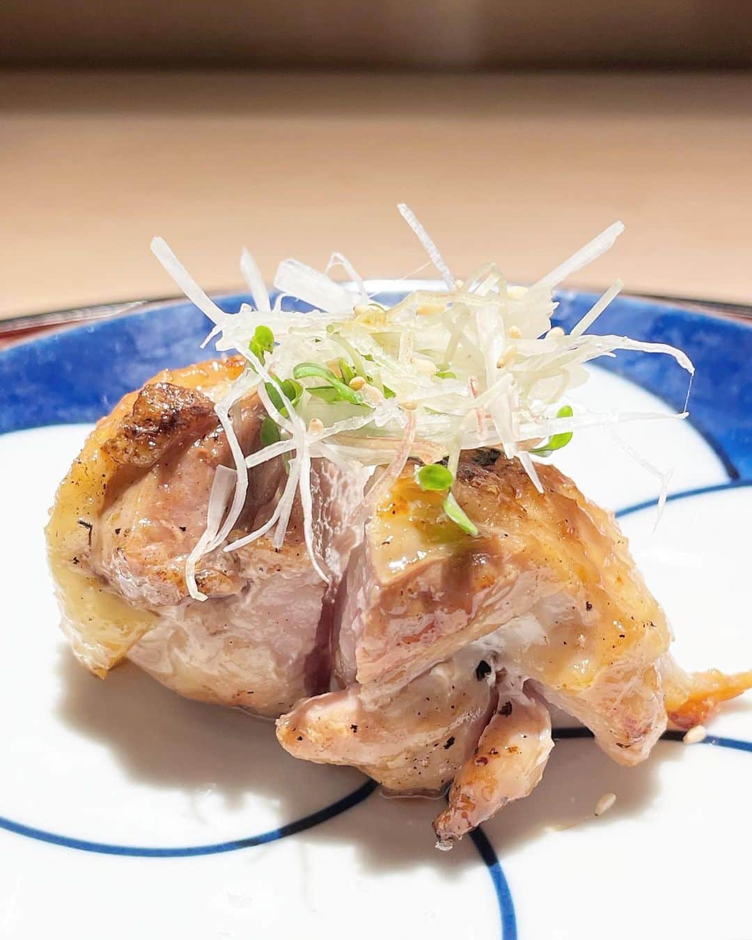 乾雅人のインスタグラム：「鳥焼き小花@恵比寿 串に刺して出てこない焼鳥。火入れの見事さ、塩加減、素晴らしい。 いちいち唸るほど旨い。 焼鳥を半年、一年待ちで食べるってことに少々違和感があるのでココはありがたいお店。 もうちょいラインナップにバリエーションが増えると楽しいんだけどな…」