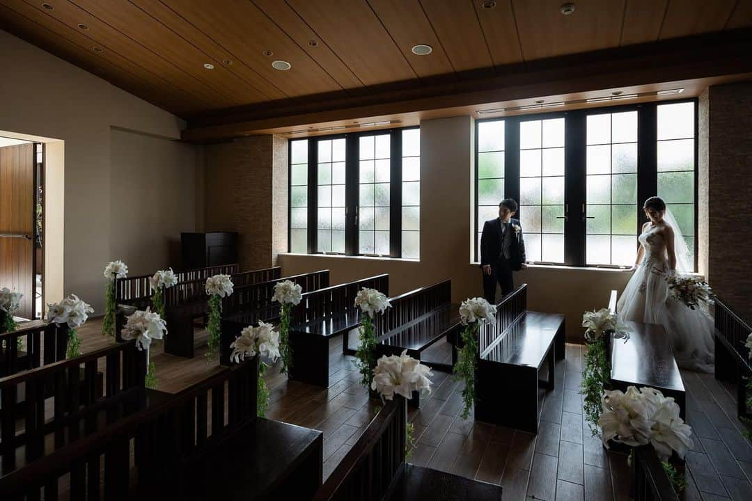 KIYOMIZU京都東山 公式さんのインスタグラム写真 - (KIYOMIZU京都東山 公式Instagram)「・ 木のぬくもり感じるチャペルは 純白のウェディングドレスを輝かせ 花嫁姿を美しく魅せます👰  チャペル内には清き水が流れ 軽やかな水の音が響きわたり 気持ちが落ち着く空間に  ----------------------  @kiyomizu_kyoto_higashiyama をフォローし 【#kiyomizu京都東山】で検索してくださいね❖  #スタイルズ花嫁 #KIYOMIZU京都東山 #KIYOMIZU花嫁 #ブライダルハウスtutu #シェアーズヘアメイク #京都結婚式場  #卒花嫁 #プレ花嫁  #結婚式レポ  #挙式レポ #チャペル #チャペルフォト #前撮り #フォトウェディング #ウェディングフォト」4月17日 16時30分 - kiyomizu_kyoto_higashiyama