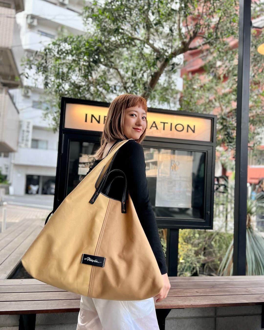 伊藤千晃のインスタグラム：「最近、new bagが増えまして☺️ ⁡ @31philliplim  のbagをお誕生日プレゼントでいただきました❣️❣️ ⁡ 一泊の旅行とか、 地方に仕事行く時とか、 飛行機への持ち込みバッグとしても、 大きいサイズのものが欲しくてこのバッグを狙ってたから、 本当に嬉しい✨🥺💕 ⁡ もうすでに大活躍です！ ありがとう✨ ⁡ #大きめバッグ  #ありがとう」