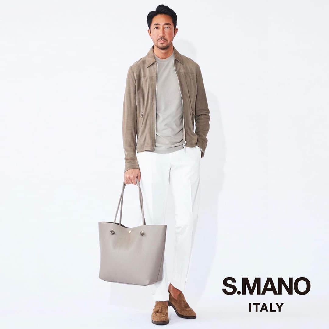 干場義雅さんのインスタグラム写真 - (干場義雅Instagram)「【色気と味わいのあるバッグ‼️】  「S.MANO（エス マーノ）」は、特別な手仕事を意味するイタリア語の“Speciale Mano”に由来するブランドで、イタリアらしい色気のあるデザインと、使い込むほどに味わいが増す素材選びが特徴です。  シボのあるレザーも型押しではなく、天然のシボがあるキップレザー。柔らかなニュアンスを感じるゴールドの金具は、既存ブランドと差異化するためにもひとつひとつ真鍮を削り出したものを使っています。  貴重品を収納する内ポケットがひとつだけというのも、機能的過ぎず美しさを重視しているのも魅力。  GWなんかの休みの時とか、淡いトーンの着こなしに合わせて使うのがいいかな。上品で丈夫だから女性でも良さそうですね。  「MMW限定色」ロープトート7万4800円、スクエアボトムトート8万6900円／S.MANO （MINIMAL WARDROBE https://minimalwardrobe.jp）  #swedejacket @cinquanta_official  #tshirts @zanoneofficial  #pants @incotexofficial  #belt @brunellocucinelli_brand  #shoes @brunellocucinelli_brand  #watch @grandseikoofficial  #bag @s.mano_italy   #smano #エスマーノ #cinquanta #チンクアンタ #zanone #ザノーネ #incotex #インコテックス #brunellocucinelli #ブルネロクチネリ #grandseiko  #グランドセイコー @yoshimasa_hoshiba  #yoshimasahoshiba  #干場義雅  @forzastylecom  #forzastyle  @minimalwardrobe_official」4月17日 14時35分 - yoshimasa_hoshiba