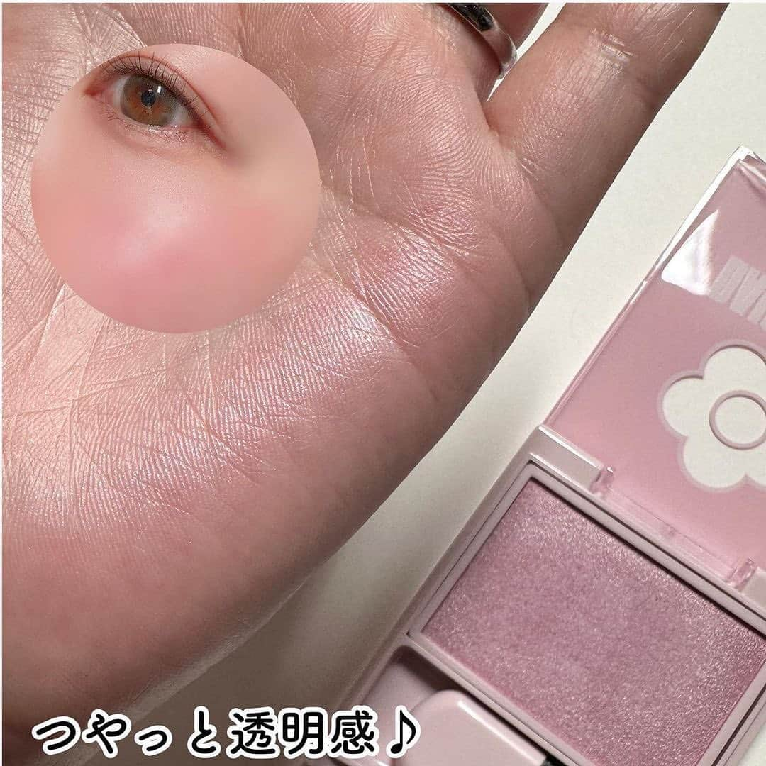 エイミーさんのインスタグラム写真 - (エイミーInstagram)「【ブルベ歓喜】このチーク可愛すぎる♡ 👇🏻詳細はコチラ ┈┈┈┈┈┈┈┈┈┈┈┈┈┈┈┈┈ 新作コスメや話題のコスメのことなら 【amy(エイミー)】✨  ワクワクするコスメ情報を毎日配信中❣️ プレゼントキャンペーンの応募もお忘れなく🐰💕 投稿はこちらをチェック👇🏻✨ ▶︎▶︎ @amy__cosmetics ◀︎◀︎ ┈┈┈┈┈┈┈┈┈┈┈┈ DAISY DOLL by MARY QUANT パウダーブラッシュ  PK-02 ライラックピンク 1,430円(税込) ┈┈┈┈┈┈┈┈┈┈┈┈  可愛すぎて感動♡ DAISY DOLL by MARY QUANTってアイシャドウもそうだけど透明感の天才！ 透感とツヤ感がほんっと可愛いのよ！  PK-02ライラックピンクは血色感もでるけど透明感も出してくれる絶妙な青みピンク♡  粉質も発色も良いし、付属のブラシもなめらかで毛量も⚪︎  特にブルベさんにめちゃくちゃおすすめ！  ぜひぜひチェックしてみてください！  👉🏻今日は @hukusuke831 さんのバズった投稿紹介です✨  #デイジードール #パウダーブラッシュ #チーク #ライラックピンク #透明感 #おすすめチーク #ブルベ夏 #ブルベメイク  #コスメ紹介 #コスメレビュー #コスメ #コスメ好き #コスメ好きな人と繋がりたい  #メイク #メイク好きな人と繋がりたい」4月17日 19時00分 - amy__cosmetics