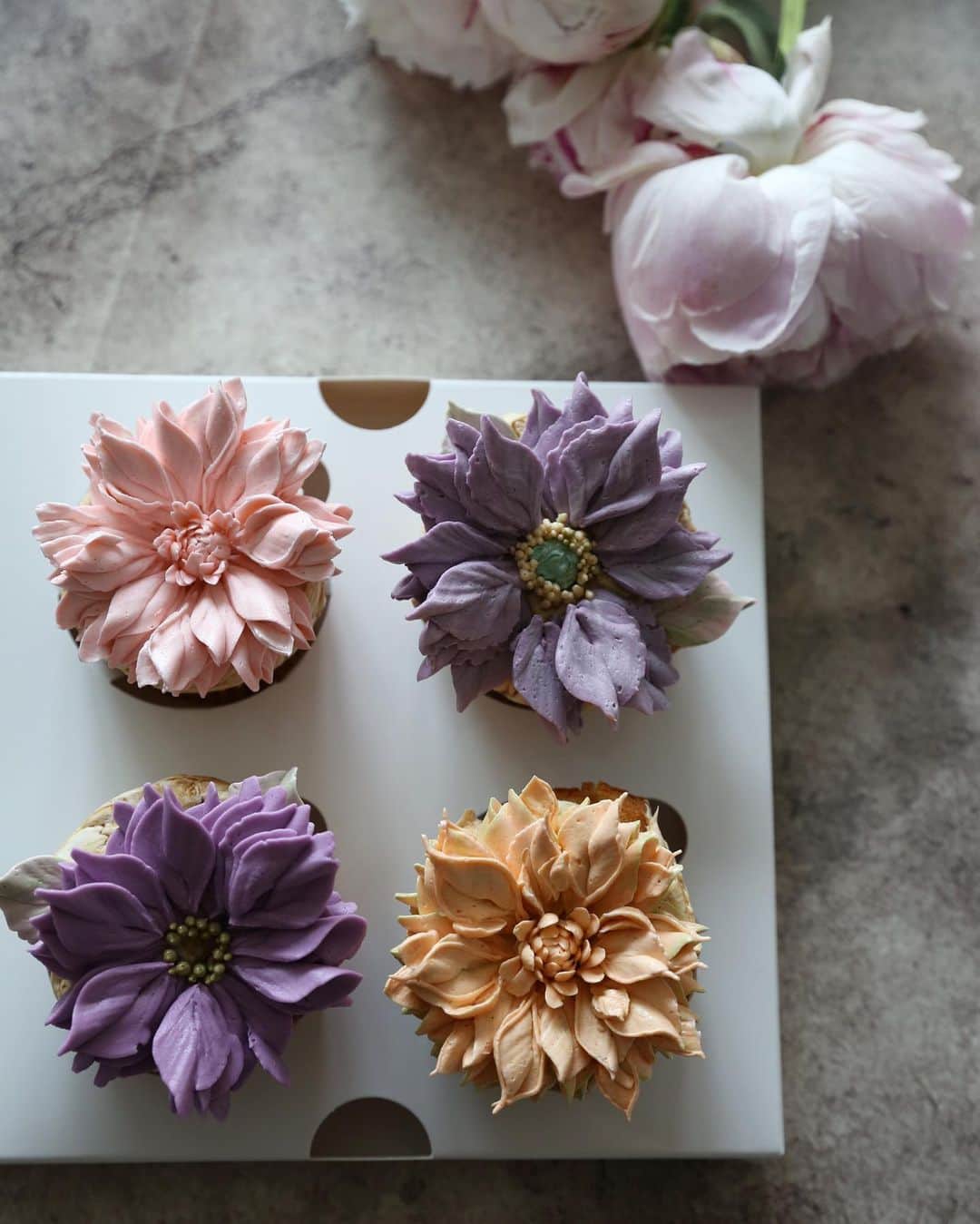청담 수케이크 (atelier soo)さんのインスタグラム写真 - (청담 수케이크 (atelier soo)Instagram)「ㅡ Advanced class. Big flowers. Buttercream  큰꽃잎사귀의모양과형태이해하기 꽃.입체감이란, ⚜️ 마음모아만들어가는중   #하트쉐잎 #뾰족한잎 #cupcake #bigflowers」4月17日 14時52分 - soocake_ully