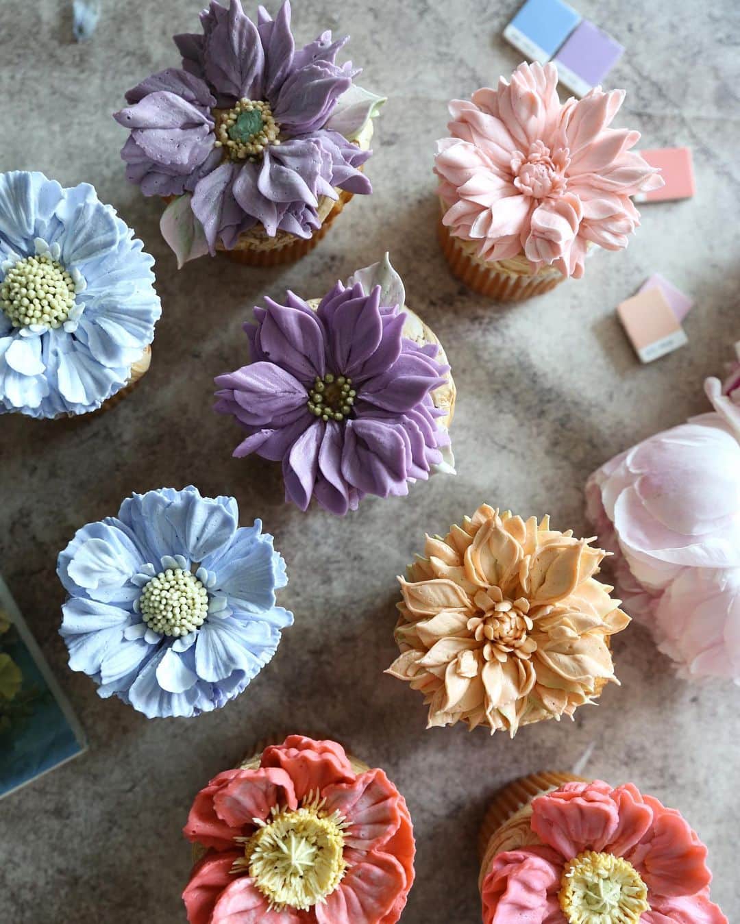 청담 수케이크 (atelier soo)さんのインスタグラム写真 - (청담 수케이크 (atelier soo)Instagram)「ㅡ Advanced class. Big flowers. Buttercream  큰꽃잎사귀의모양과형태이해하기 꽃.입체감이란, ⚜️ 마음모아만들어가는중   #하트쉐잎 #뾰족한잎 #cupcake #bigflowers」4月17日 14時52分 - soocake_ully