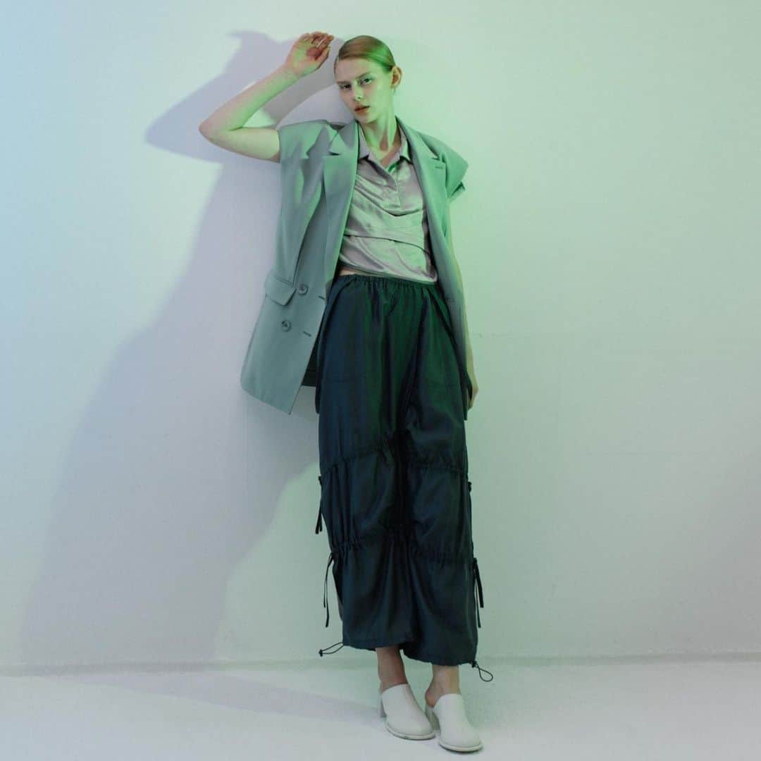 AULA AILAのインスタグラム：「【2023 SPRING SUMMER COLLECTION】  SLEEVELESS JACKET COLOR MINT SIZE 0 ¥23,100   スリーブレスのジレジャケット。 ストレッチのダブルクロスを使用し、仕立て映えするように、奇麗目でモードな雰囲気に。 フロントのボタンを外してジレ風に着て頂くと、ハンサムな印象。 肩幅を広めにして肩パッドを入れることで、メンズライクなボックスシルエットを強調しています。腕が華奢に見える効果も。 インナーは長袖から半袖、ノースリーブまでレイヤードして頂けますので、オールシーズン着て頂けるプラスワンアイテム。  DRAWSTRING PANTS COLOR BLACK SIZE 1 ¥23,100  裾をドローストリング仕様にしたパンツ。 シアー感もあり、柔らかく軽くて微光沢のある春夏らしいテンセルポリエステル生地を使用。  ウエストはゴム入りで、フロントはアシンメトリーに重ね、裾に向かってギャザーで広がります。  裾はゴムストッパーで、細くもワイドにも調整可能。  ✔️AULA AILA OFFICIAL WEB STOREにて春夏コレクションアイテム展開中！」