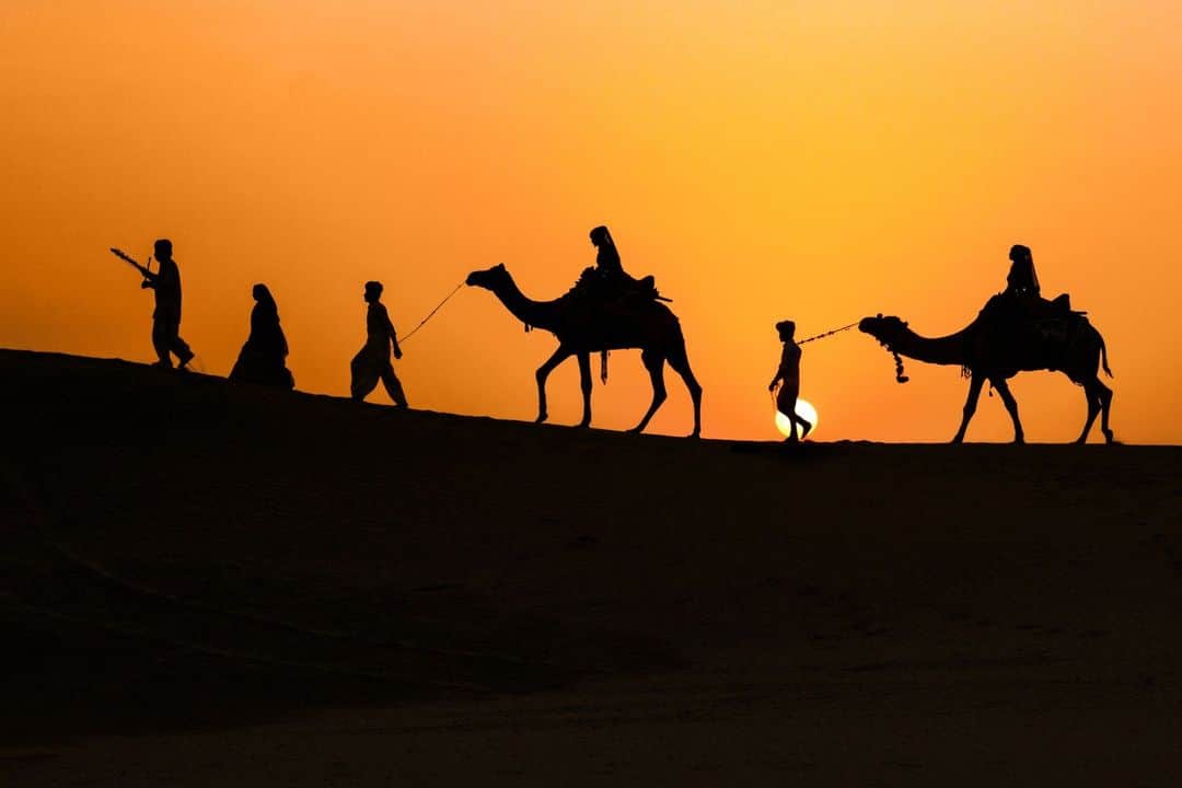 Canon Asiaのインスタグラム：「♬♪ Oh, imagine a land, it's a faraway place⁣ Where the caravan camels roam⁣ Where you wander among every culture and tongue⁣ It's chaotic, but hey, it's home ♬♪⁣ ⁣ Life as a nomad can be unpredictable, but therein lies the adventure ✨. When the only permanence in one's life is impermanence, savouring every moment becomes both a necessity and a luxury. @pxb_shots captured this travelling 🏜️ caravan on its way to parts unknown, making music as they go. It is unclear what trials and tribulations lie ahead, but at least within this moment, life is 👍.⁣ ⁣ Got a stunning shot you're proud of? Tag them with #canonasia or submit them on My Canon Story, link in bio!⁣ -⁣ #TeamCanon #CanonAsia #CanonPhotography #CanonPhoto #CanonImages #CanonEOSR #Mirrorless #CanonLens #CanonColourScience #PhotoOfTheDay #IAmCanon #ThePhotoHour #TravelPhotography」
