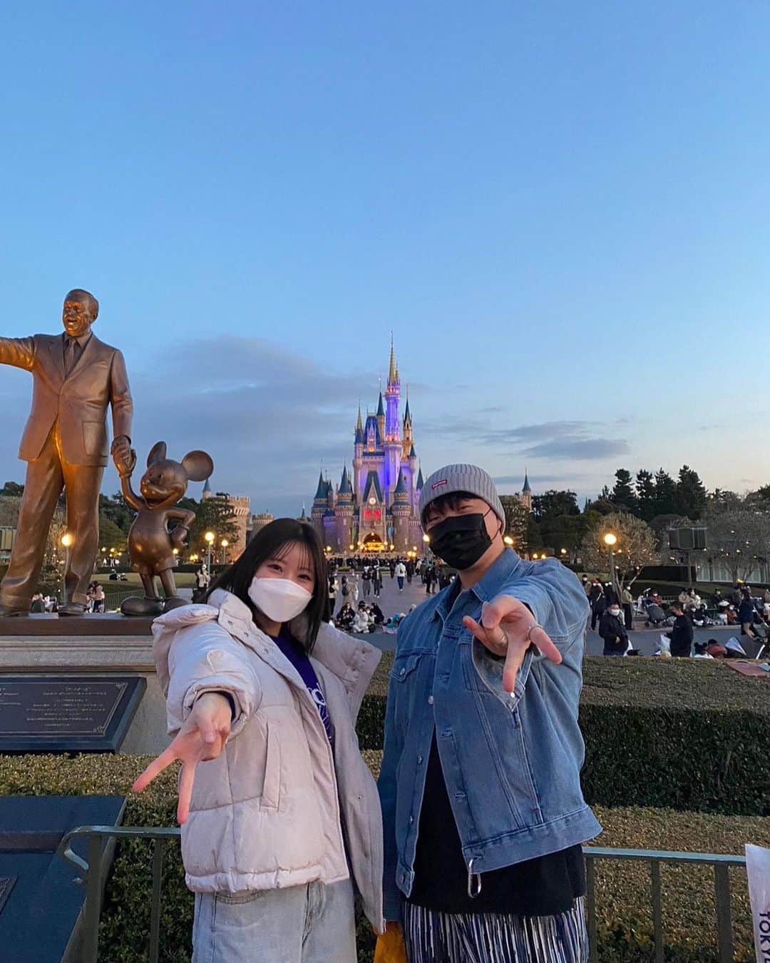愛咲りりのインスタグラム：「Tokyo Disney land 🏰✨  テヨン来日🇯🇵わら テヨンのお姉ちゃんといとこも一緒に✌🏻 夕方からのやつ時間たりなかったなあ  #tokyodisneyland #disney #japan #korea」