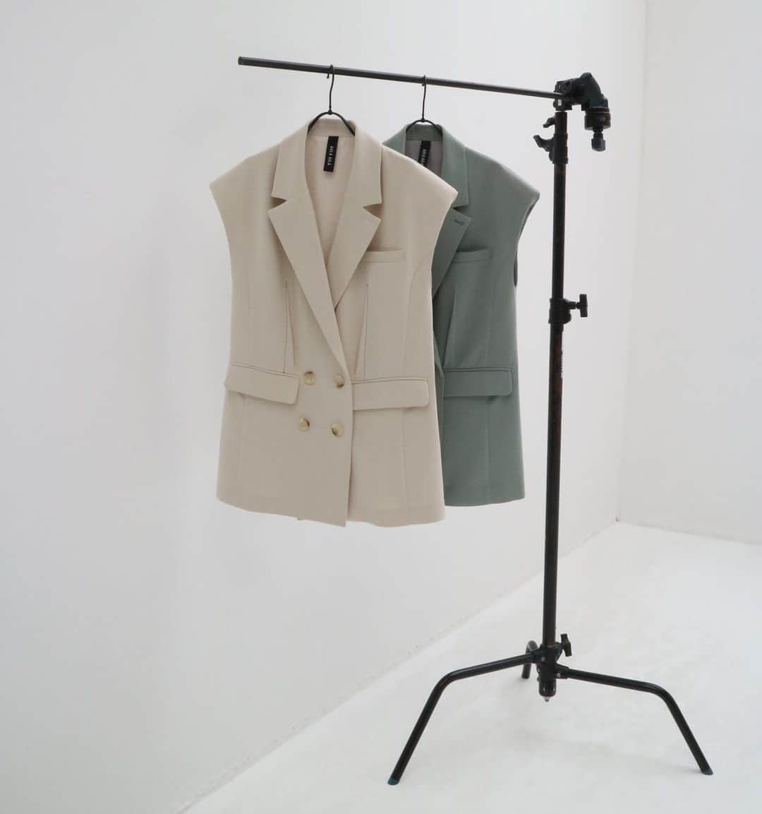 AULA AILAのインスタグラム：「【2023 SPRING SUMMER COLLECTION】  SLEEVELESS JACKET COLOR IVORY/MINT SIZE 0 ¥23,100   スリーブレスのジレジャケット。 ストレッチのダブルクロスを使用し、仕立て映えするように、奇麗目でモードな雰囲気に。 フロントのボタンを外してジレ風に着て頂くと、ハンサムな印象。 肩幅を広めにして肩パッドを入れることで、メンズライクなボックスシルエットを強調しています。腕が華奢に見える効果も。 インナーは長袖から半袖、ノースリーブまでレイヤードして頂けますので、オールシーズン着て頂けるプラスワンアイテム。  ✔️AULA AILA OFFICIAL WEB STOREにて春夏コレクションアイテム展開中！」