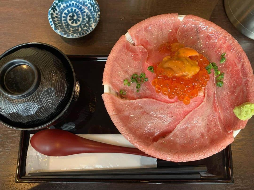 のインスタグラム：「近くまで行ったので久しぶりに背徳痛風丼。肉の下には半熟卵とトロタクが！最後はお出汁をかけていただきました。」