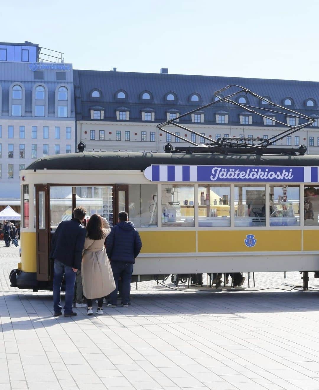 フィンランド政府観光局さんのインスタグラム写真 - (フィンランド政府観光局Instagram)「🚊 古都トゥルクのマーケット広場に黄色いトラムが！  🍨 実はこれ、アイスクリーム屋さんです。  🍨　フィンランド人はアイスクリームが大好き。夏が近づくとアイスクリームのキオスクがいたるところに設置されます。トゥルクのマーケット広場のアイスクリームキオスクは昔のトラムを再利用したものです。  🚊 今は走っていませんが、フィンランド初のトラムはトゥルクを走るものでした。最初のトラムは馬が引いていました。🐴 黄色いトラムとアイスクリーム、夏もそう遠くないと言う気がしてきますね。  📸 @turkukauppatori Kiitos! 🙏」4月17日 15時00分 - visitfinlandjapan
