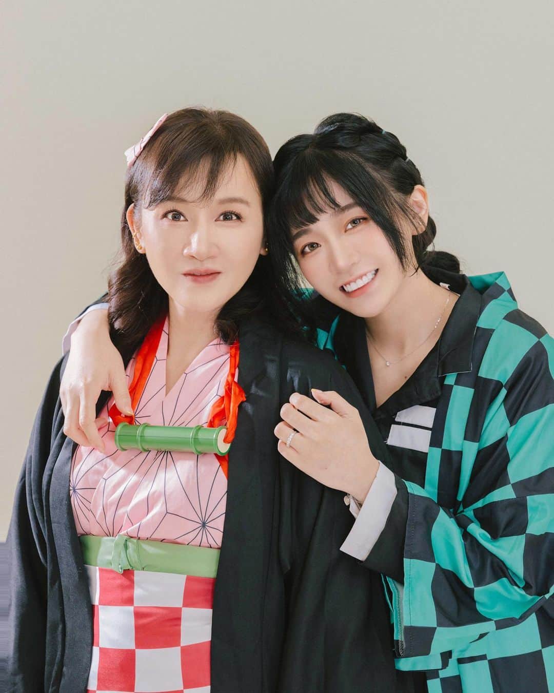 陳語謙のインスタグラム：「我的彌豆子～愛媽媽(σ̴̶̷̤ . σ̴̶̷̤ )🎋♡ 𝑯𝒂𝒑𝒑𝒚 𝑩𝒊𝒓𝒕𝒉𝒅𝒂𝒚 𝑻𝒐 𝑴𝒆 🎂💫 27歲拉～當媽媽後才感覺真的長大了  🍉謝謝大家的祝福，都要健康幸福快樂🍉  📸🎂 @shy159753151  👩🏻‍🦱 @a_arielllhair  和媽媽一起去染髮、護髮 還幫我們做了造型つ♡⊂  （以往生日都要吃新東南～ 感覺不對⋯回台灣補吃𐂐･ ͜ʖ ･」