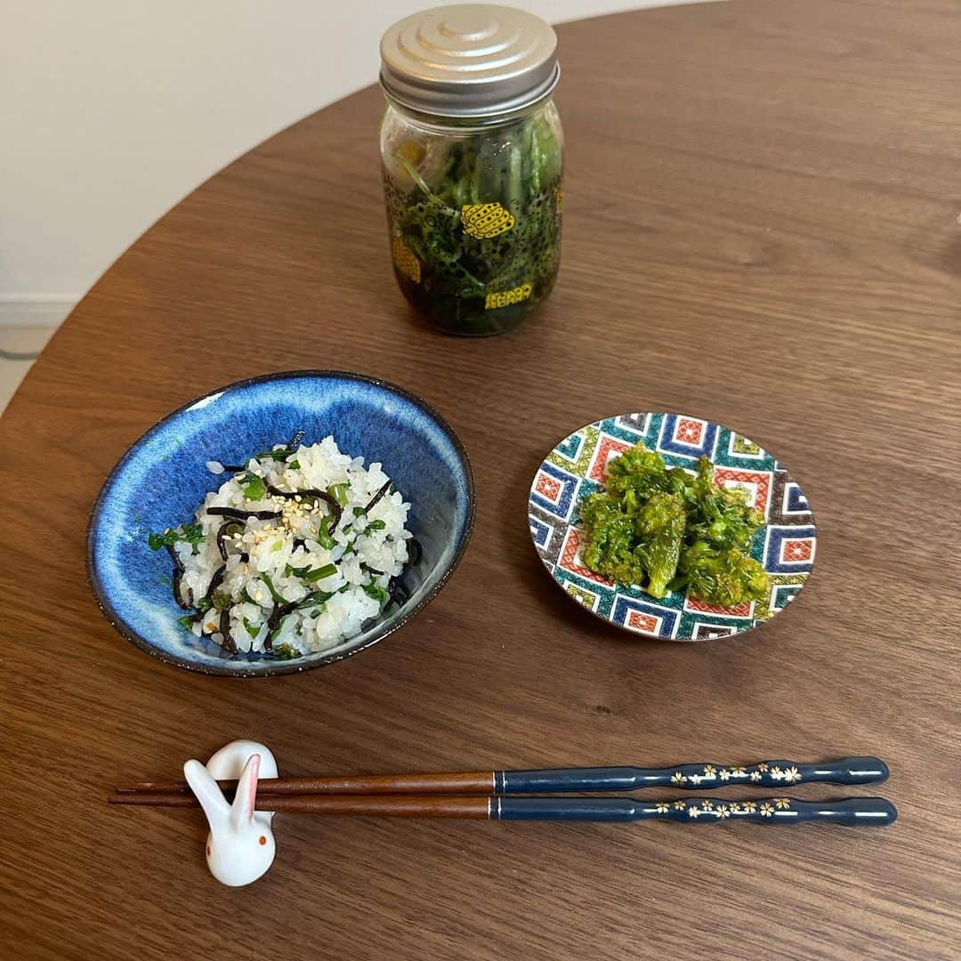 中川友里さんのインスタグラム写真 - (中川友里Instagram)「cooking🫣❣️  最近のお料理シリーズ🍝  春の山菜ですき焼きやると昇天するほど美味しすぎた🥺🥹💓  焼き野菜でも美味しかった🥺🌸  残ったふきのとうはふきのとう味噌とオイル漬けに😮‍💨🍃  @m2d_trio さんのローストビーフのお取り寄せも美味しかった😲❣️  余ったお野菜はサラダに、きのこと白ワインを使ってボンゴレビアンコ🍝にした❣️  先日は滋賀県の比良山荘の春の猪🐗と筍、花山椒の鍋をお取り寄せ🥰❣️  ネットで買えない米-1金賞の蘭越米をお取り寄せして @honkishokuhin の縄文土鍋で炊いたら甘くてつやつやすぎてほっぺた落っこちた😲㊗️❣️  おうちごはんもたまにはいいよね🐗✨  #最近のお料理シリーズ #料理  #料理すきな人と繋がりたい #山菜 #山菜採り  #ふきのとう #春の山菜 #桜前線とふきのとう前線と山菜前線あると思ってる」4月17日 15時03分 - darayunya