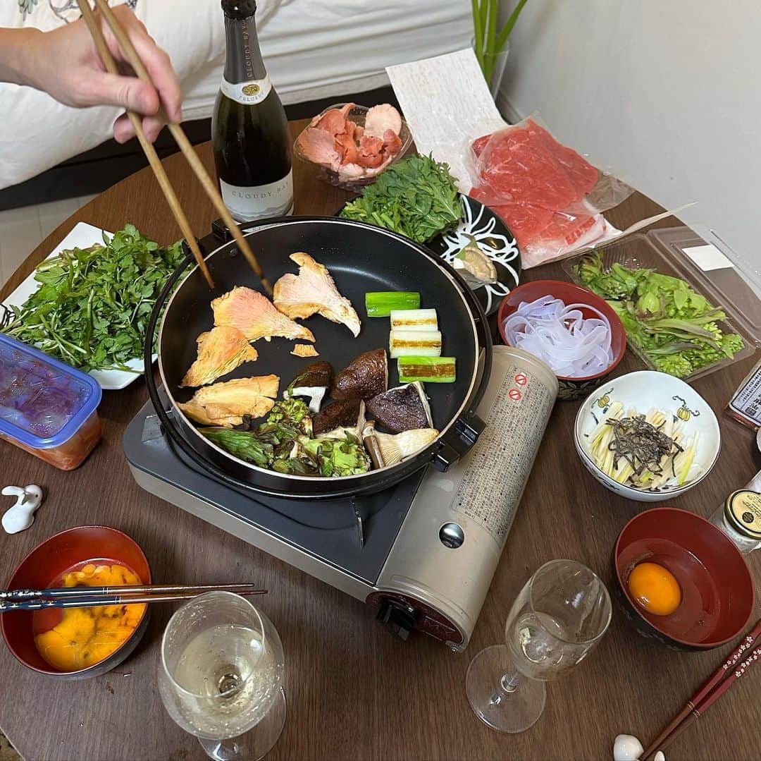 中川友里さんのインスタグラム写真 - (中川友里Instagram)「cooking🫣❣️  最近のお料理シリーズ🍝  春の山菜ですき焼きやると昇天するほど美味しすぎた🥺🥹💓  焼き野菜でも美味しかった🥺🌸  残ったふきのとうはふきのとう味噌とオイル漬けに😮‍💨🍃  @m2d_trio さんのローストビーフのお取り寄せも美味しかった😲❣️  余ったお野菜はサラダに、きのこと白ワインを使ってボンゴレビアンコ🍝にした❣️  先日は滋賀県の比良山荘の春の猪🐗と筍、花山椒の鍋をお取り寄せ🥰❣️  ネットで買えない米-1金賞の蘭越米をお取り寄せして @honkishokuhin の縄文土鍋で炊いたら甘くてつやつやすぎてほっぺた落っこちた😲㊗️❣️  おうちごはんもたまにはいいよね🐗✨  #最近のお料理シリーズ #料理  #料理すきな人と繋がりたい #山菜 #山菜採り  #ふきのとう #春の山菜 #桜前線とふきのとう前線と山菜前線あると思ってる」4月17日 15時03分 - darayunya