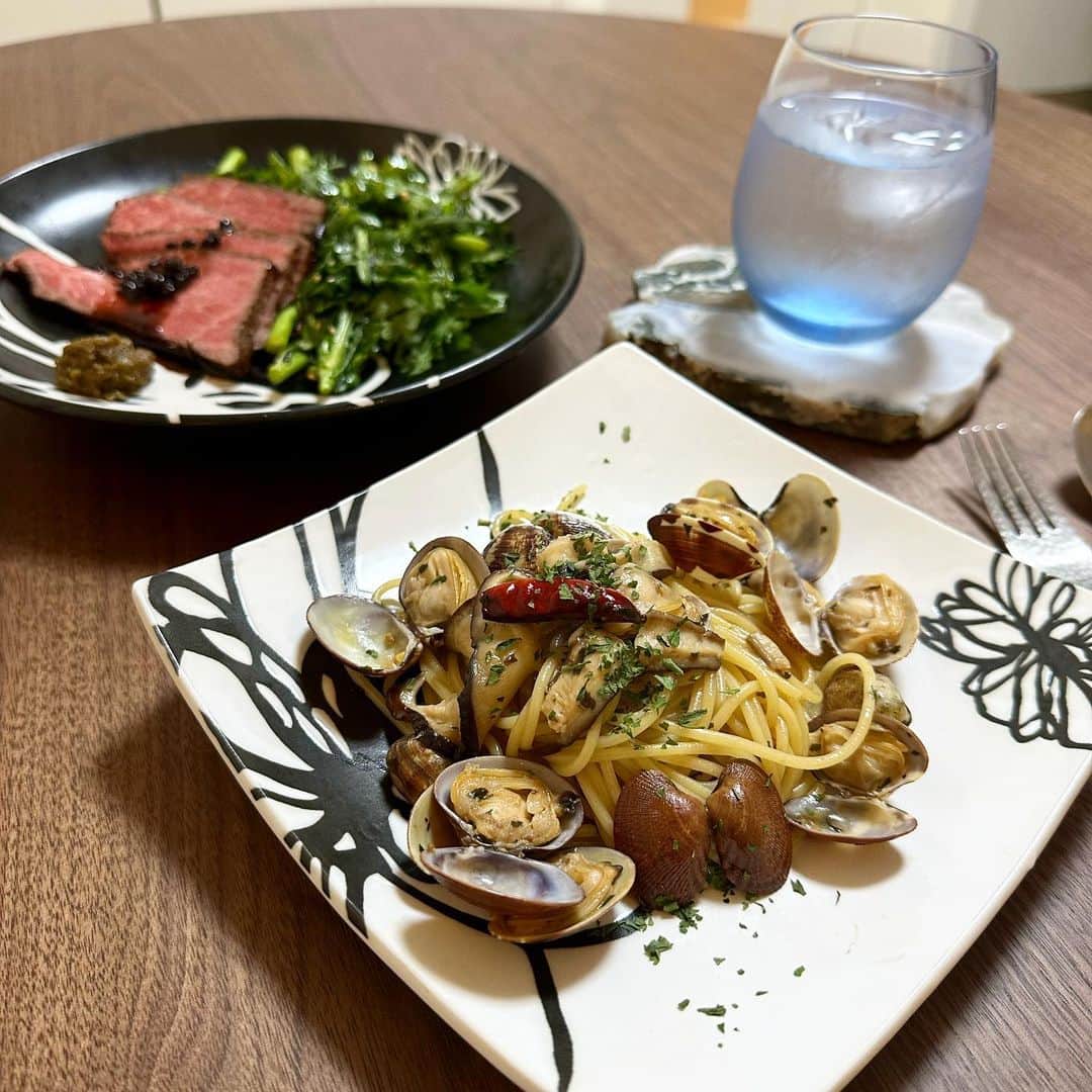 中川友里さんのインスタグラム写真 - (中川友里Instagram)「cooking🫣❣️  最近のお料理シリーズ🍝  春の山菜ですき焼きやると昇天するほど美味しすぎた🥺🥹💓  焼き野菜でも美味しかった🥺🌸  残ったふきのとうはふきのとう味噌とオイル漬けに😮‍💨🍃  @m2d_trio さんのローストビーフのお取り寄せも美味しかった😲❣️  余ったお野菜はサラダに、きのこと白ワインを使ってボンゴレビアンコ🍝にした❣️  先日は滋賀県の比良山荘の春の猪🐗と筍、花山椒の鍋をお取り寄せ🥰❣️  ネットで買えない米-1金賞の蘭越米をお取り寄せして @honkishokuhin の縄文土鍋で炊いたら甘くてつやつやすぎてほっぺた落っこちた😲㊗️❣️  おうちごはんもたまにはいいよね🐗✨  #最近のお料理シリーズ #料理  #料理すきな人と繋がりたい #山菜 #山菜採り  #ふきのとう #春の山菜 #桜前線とふきのとう前線と山菜前線あると思ってる」4月17日 15時03分 - darayunya