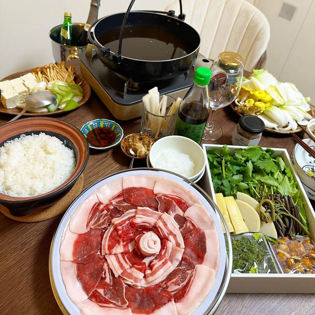 中川友里さんのインスタグラム写真 - (中川友里Instagram)「cooking🫣❣️  最近のお料理シリーズ🍝  春の山菜ですき焼きやると昇天するほど美味しすぎた🥺🥹💓  焼き野菜でも美味しかった🥺🌸  残ったふきのとうはふきのとう味噌とオイル漬けに😮‍💨🍃  @m2d_trio さんのローストビーフのお取り寄せも美味しかった😲❣️  余ったお野菜はサラダに、きのこと白ワインを使ってボンゴレビアンコ🍝にした❣️  先日は滋賀県の比良山荘の春の猪🐗と筍、花山椒の鍋をお取り寄せ🥰❣️  ネットで買えない米-1金賞の蘭越米をお取り寄せして @honkishokuhin の縄文土鍋で炊いたら甘くてつやつやすぎてほっぺた落っこちた😲㊗️❣️  おうちごはんもたまにはいいよね🐗✨  #最近のお料理シリーズ #料理  #料理すきな人と繋がりたい #山菜 #山菜採り  #ふきのとう #春の山菜 #桜前線とふきのとう前線と山菜前線あると思ってる」4月17日 15時03分 - darayunya