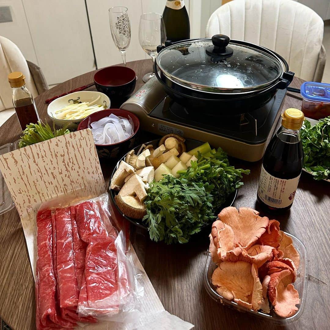 中川友里さんのインスタグラム写真 - (中川友里Instagram)「cooking🫣❣️  最近のお料理シリーズ🍝  春の山菜ですき焼きやると昇天するほど美味しすぎた🥺🥹💓  焼き野菜でも美味しかった🥺🌸  残ったふきのとうはふきのとう味噌とオイル漬けに😮‍💨🍃  @m2d_trio さんのローストビーフのお取り寄せも美味しかった😲❣️  余ったお野菜はサラダに、きのこと白ワインを使ってボンゴレビアンコ🍝にした❣️  先日は滋賀県の比良山荘の春の猪🐗と筍、花山椒の鍋をお取り寄せ🥰❣️  ネットで買えない米-1金賞の蘭越米をお取り寄せして @honkishokuhin の縄文土鍋で炊いたら甘くてつやつやすぎてほっぺた落っこちた😲㊗️❣️  おうちごはんもたまにはいいよね🐗✨  #最近のお料理シリーズ #料理  #料理すきな人と繋がりたい #山菜 #山菜採り  #ふきのとう #春の山菜 #桜前線とふきのとう前線と山菜前線あると思ってる」4月17日 15時03分 - darayunya