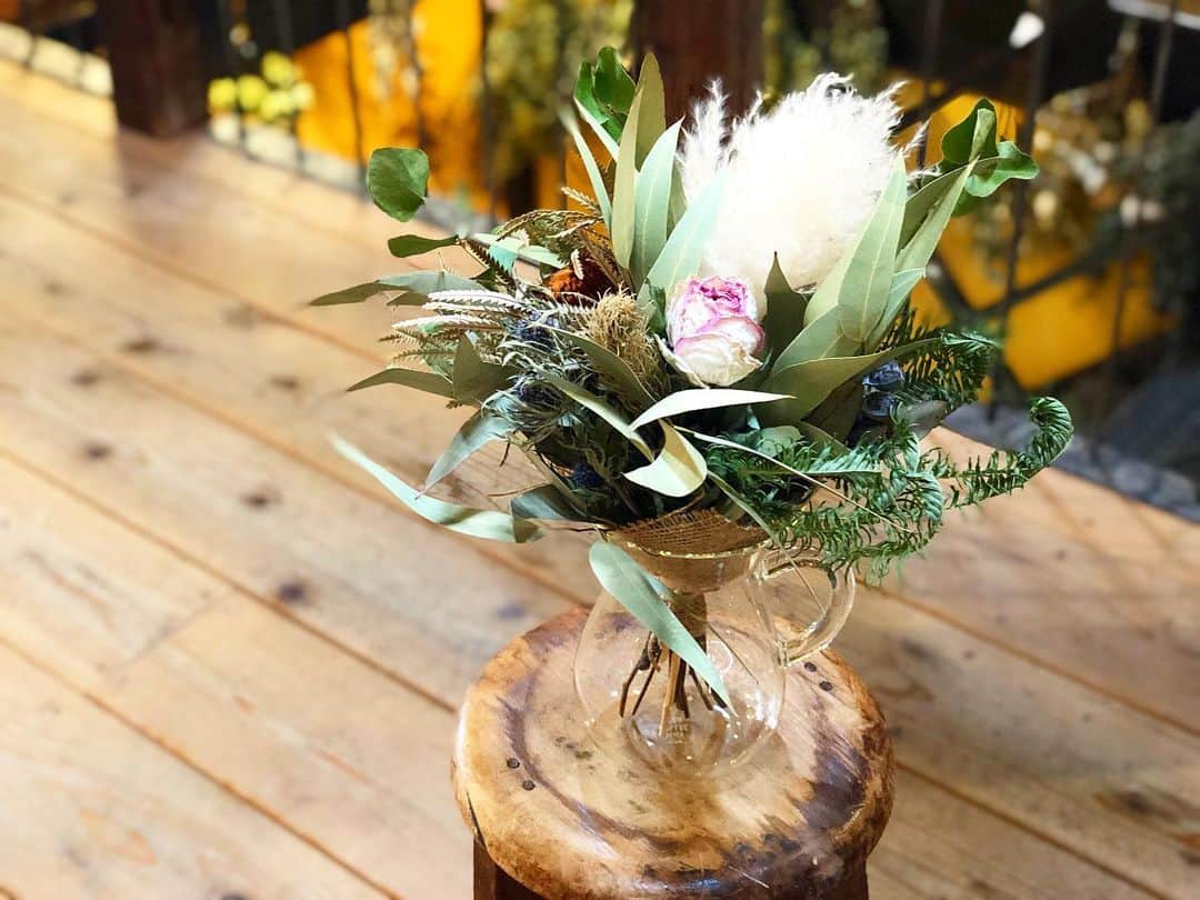 アンヘロ・カロ・ヌエバスのインスタグラム：「母の日ギフト ⑤ドライフラワーブーケ ¥5500 @hanakoubohiro  の商品  材料  バラ、パンパス、ユーカリ他 ドライ花材を束ねたブーケタイプ、花瓶やバスケット、お気に入りの器でインテリアとして。全長38㎝  今年の母の日は5月14日（日）です。  カーロアンジェロが提案する母の日ギフトのご予約を本日から受付ます。 写真からお選びいただき、番号、お名前、お電話番号、ご来店日時をお知らせください。  ご来店時、お電話、またはインスタグラムのダイレクトメールのみにてお受けします。（コメント欄、Facebookではご注文いただけません）  数に限りがございますので、無くなり次第終了となります。  発送の場合、送料、箱代が別途となります。  皆さまのご予約お待ちしてます。」