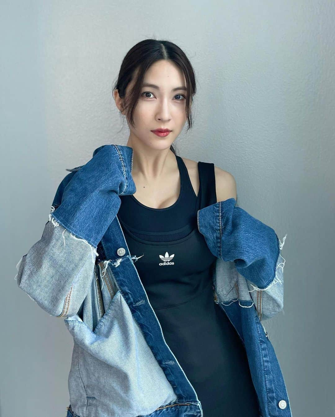 護あさなさんのインスタグラム写真 - (護あさなInstagram)「. @adidasoriginals  ワンピース一目惚れ😍  最近さ夜中暑くて汗かくせいか髪の毛のうねり止まらないんだよね。 まとめ髪しかできん😂  ジャケットは @freaksstore_official です！👕」4月17日 15時10分 - mamoruasana0504