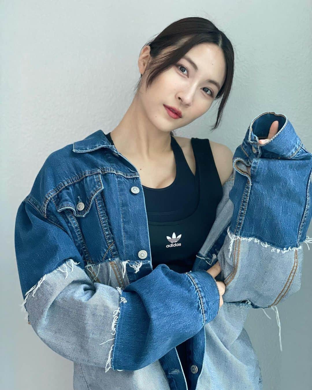 護あさなのインスタグラム：「. @adidasoriginals  ワンピース一目惚れ😍  最近さ夜中暑くて汗かくせいか髪の毛のうねり止まらないんだよね。 まとめ髪しかできん😂  ジャケットは @freaksstore_official です！👕」