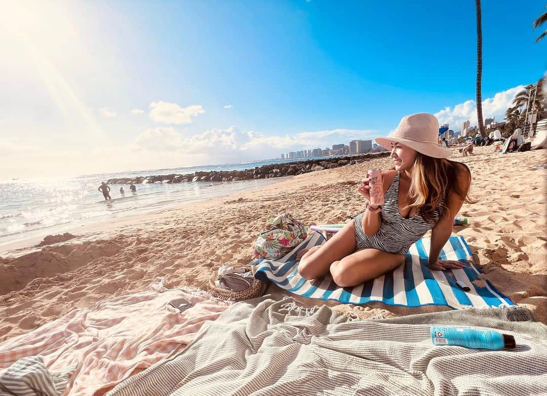 小池絵未のインスタグラム：「Sunday funday with lovely girls 😘 Everyday counts 👙  #hawaiilife #ハワイ生活　#loveyourself #positivevibes #kaimanabeach #beach #hawaiibeach #ハワイ」