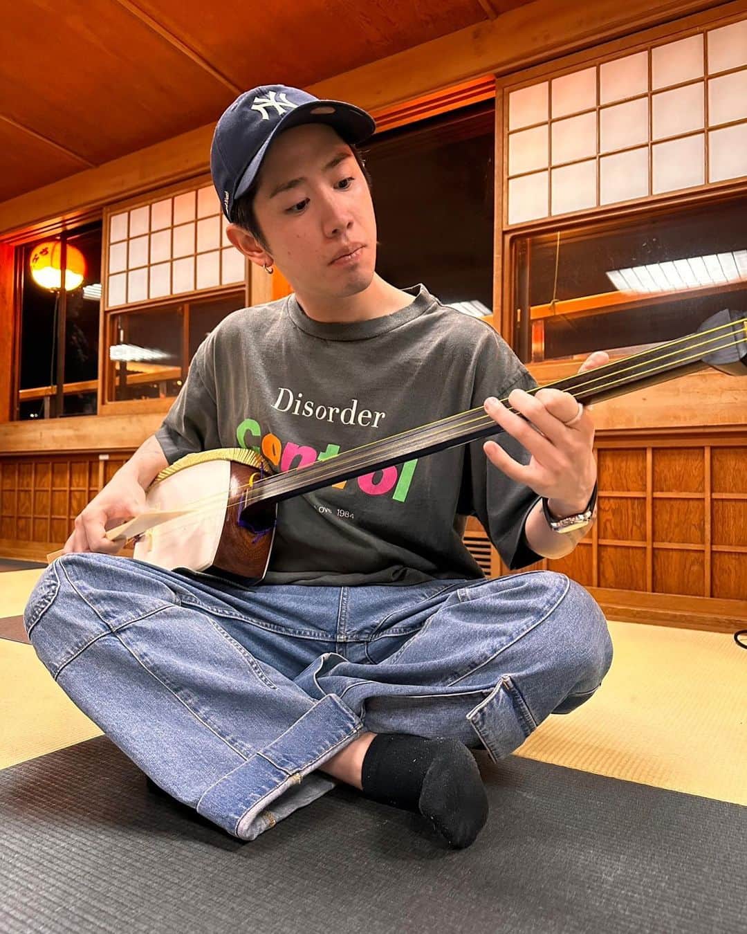 Taka のインスタグラム：「昨日は仲間に祝ってもらった。 35歳になりました。 二日酔いです。 いつも支えてくれるファンのみんな本当にありがとう。 本当だったら35歳で一回音楽休憩しようと思ってたけど、なんだか結局みんなのお陰で今日も楽しく音楽と生きてます。本当にありがと。 まだまだこれからもロックと共にメンバーとスタッフと共に、そして大事な仲間とファンと共に歩んでいきたいと思います。☺️」