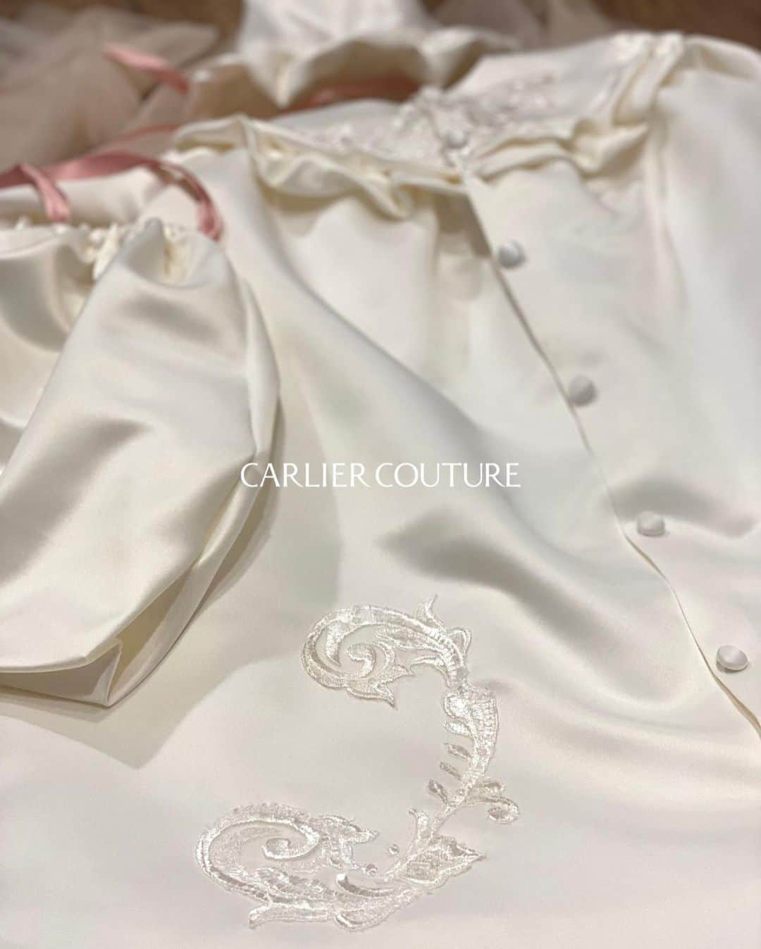 order dress カルリエ クチュールさんのインスタグラム写真 - (order dress カルリエ クチュールInstagram)「. 【Carlier Couture diary】 Baby Dress for a little girl  本日のpostは くりくりお目々がママさんそっくり 可愛すぎるbébéさんのドレス🎀  ご出産の際にお写真をいただき、 さらにお食い初めの様子を Instagramにて拝見させて頂きましたが、 もう可愛くて可愛くて😮‍💨💕  0歳でもこんなにお顔が女の子なんだ…💕 と、わたしまでメロメロに…  ドレスに使用したレースをなるべくそのまま 活かしたデザインのベビードレス、 うしろにはドレスのくるみボタンを！ 気に入っていただけてわたしも嬉しかったです✨ お嬢様のご成長、楽しみですね💕  -----  ご製作させて頂いた ウェディングドレスを ご出産に合わせてベビードレスの リメイクも承っております。  ベビードレスは、 ご退院時、お宮参り、お食い初め 3回ご着用頂く方が多いです✨  ご新規さまのご相談はストップしておりますが、 顧客さまのご相談は引き続きお承りしております。 お気軽にお声掛けください🫶🏻  -----  #ベビードレス手作り  #ベビードレスリメイク #ウェディングドレスリメイク #お食い初めコーデ  #オーダードレス」4月17日 15時17分 - carlier_couture