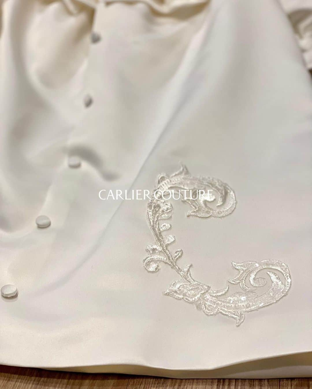 order dress カルリエ クチュールさんのインスタグラム写真 - (order dress カルリエ クチュールInstagram)「. 【Carlier Couture diary】 Baby Dress for a little girl  本日のpostは くりくりお目々がママさんそっくり 可愛すぎるbébéさんのドレス🎀  ご出産の際にお写真をいただき、 さらにお食い初めの様子を Instagramにて拝見させて頂きましたが、 もう可愛くて可愛くて😮‍💨💕  0歳でもこんなにお顔が女の子なんだ…💕 と、わたしまでメロメロに…  ドレスに使用したレースをなるべくそのまま 活かしたデザインのベビードレス、 うしろにはドレスのくるみボタンを！ 気に入っていただけてわたしも嬉しかったです✨ お嬢様のご成長、楽しみですね💕  -----  ご製作させて頂いた ウェディングドレスを ご出産に合わせてベビードレスの リメイクも承っております。  ベビードレスは、 ご退院時、お宮参り、お食い初め 3回ご着用頂く方が多いです✨  ご新規さまのご相談はストップしておりますが、 顧客さまのご相談は引き続きお承りしております。 お気軽にお声掛けください🫶🏻  -----  #ベビードレス手作り  #ベビードレスリメイク #ウェディングドレスリメイク #お食い初めコーデ  #オーダードレス」4月17日 15時17分 - carlier_couture