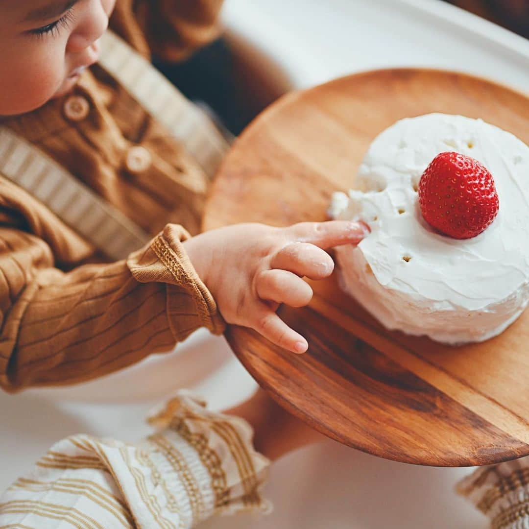 石野千尋さんのインスタグラム写真 - (石野千尋Instagram)「Happy 1st Birthday 🎂  I totally forgot to post this little boy’s special day😂 You might not know it yet, but you are loved by all♡  昨年末に迎えた息子の1歳の誕生日の投稿は、数ヶ月も下書きに眠ったまま…気がついたら新学期！ 下書きの存在すら忘れていた母です。ごめんよ🥹  冬休みになったらパーティしようとしていたのに、年末年始は家族全員胃腸炎でダウン、お祝いリベンジできたのは1月の終わりでした。  スマッシュケーキは手をタオルで拭きながらも、モグモグと食べ、選び取りはカメラとスポーツでした。一升餅はイヤイヤと泣き、プレゼントのおもちゃでは毎日遊んでいます。  生まれてすぐNICUのある大きな病院に転院したので離れ離れ、一昨年は入院していたからようやく初めて一緒に過ごせると思っていた今年のお正月は胃腸炎で水を飲むのにも必死で🤮次のお正月こそ、家族で元気に過ごせますように🎍  とにかくよく寝てくれるので、それは本当に助かってます。眠くなるとネンネーと言って1人で寝ちゃう。睡眠第一ボーイです。歩き始めて、言葉もたくさん話せるようになってきました。  車のタイヤ、電車、踏切、パウパト、ねえねのプリンセスのネックレスが最近のお気に入り💙  夫の手描き背景壁紙には、息子の好きなものがたくさん描かれています🎨  #1stbirthday #walldecor #photowall #walldesign #photobooth #birthdayphoto #babyphoto #birthday #party #1歳誕生日 #おうち写真館」4月17日 15時10分 - chihiroishino