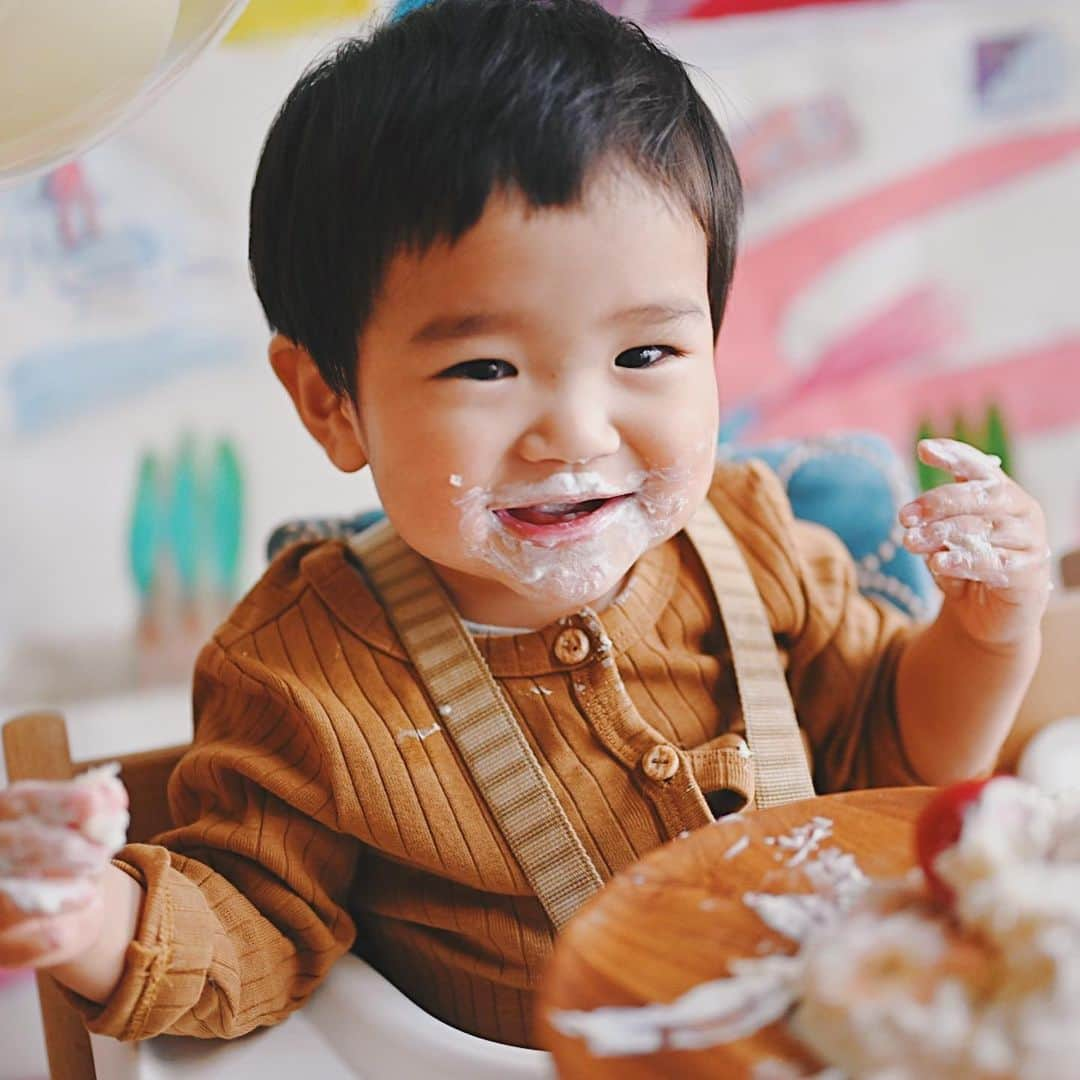 石野千尋さんのインスタグラム写真 - (石野千尋Instagram)「Happy 1st Birthday 🎂  I totally forgot to post this little boy’s special day😂 You might not know it yet, but you are loved by all♡  昨年末に迎えた息子の1歳の誕生日の投稿は、数ヶ月も下書きに眠ったまま…気がついたら新学期！ 下書きの存在すら忘れていた母です。ごめんよ🥹  冬休みになったらパーティしようとしていたのに、年末年始は家族全員胃腸炎でダウン、お祝いリベンジできたのは1月の終わりでした。  スマッシュケーキは手をタオルで拭きながらも、モグモグと食べ、選び取りはカメラとスポーツでした。一升餅はイヤイヤと泣き、プレゼントのおもちゃでは毎日遊んでいます。  生まれてすぐNICUのある大きな病院に転院したので離れ離れ、一昨年は入院していたからようやく初めて一緒に過ごせると思っていた今年のお正月は胃腸炎で水を飲むのにも必死で🤮次のお正月こそ、家族で元気に過ごせますように🎍  とにかくよく寝てくれるので、それは本当に助かってます。眠くなるとネンネーと言って1人で寝ちゃう。睡眠第一ボーイです。歩き始めて、言葉もたくさん話せるようになってきました。  車のタイヤ、電車、踏切、パウパト、ねえねのプリンセスのネックレスが最近のお気に入り💙  夫の手描き背景壁紙には、息子の好きなものがたくさん描かれています🎨  #1stbirthday #walldecor #photowall #walldesign #photobooth #birthdayphoto #babyphoto #birthday #party #1歳誕生日 #おうち写真館」4月17日 15時10分 - chihiroishino