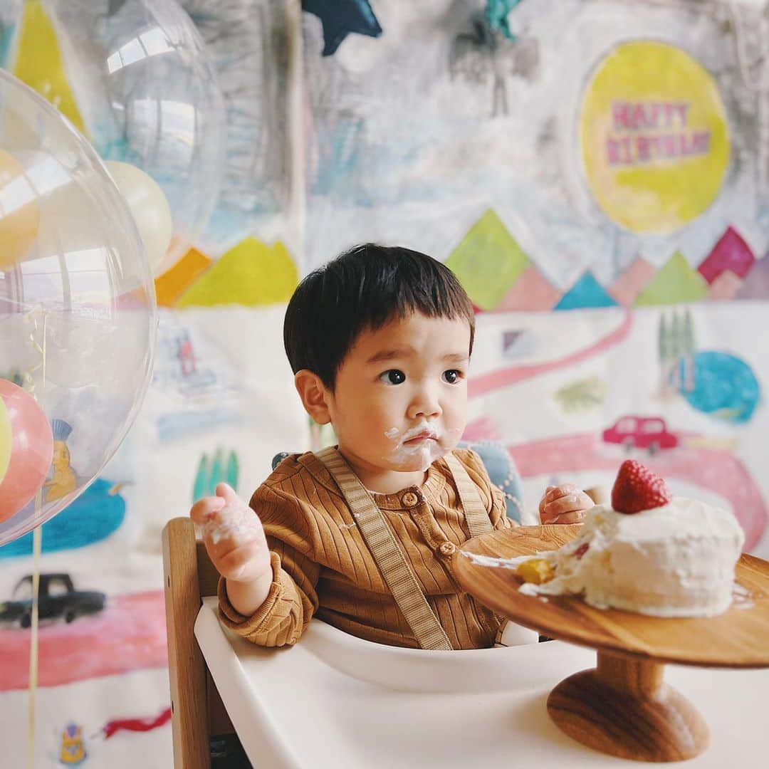 石野千尋さんのインスタグラム写真 - (石野千尋Instagram)「Happy 1st Birthday 🎂  I totally forgot to post this little boy’s special day😂 You might not know it yet, but you are loved by all♡  昨年末に迎えた息子の1歳の誕生日の投稿は、数ヶ月も下書きに眠ったまま…気がついたら新学期！ 下書きの存在すら忘れていた母です。ごめんよ🥹  冬休みになったらパーティしようとしていたのに、年末年始は家族全員胃腸炎でダウン、お祝いリベンジできたのは1月の終わりでした。  スマッシュケーキは手をタオルで拭きながらも、モグモグと食べ、選び取りはカメラとスポーツでした。一升餅はイヤイヤと泣き、プレゼントのおもちゃでは毎日遊んでいます。  生まれてすぐNICUのある大きな病院に転院したので離れ離れ、一昨年は入院していたからようやく初めて一緒に過ごせると思っていた今年のお正月は胃腸炎で水を飲むのにも必死で🤮次のお正月こそ、家族で元気に過ごせますように🎍  とにかくよく寝てくれるので、それは本当に助かってます。眠くなるとネンネーと言って1人で寝ちゃう。睡眠第一ボーイです。歩き始めて、言葉もたくさん話せるようになってきました。  車のタイヤ、電車、踏切、パウパト、ねえねのプリンセスのネックレスが最近のお気に入り💙  夫の手描き背景壁紙には、息子の好きなものがたくさん描かれています🎨  #1stbirthday #walldecor #photowall #walldesign #photobooth #birthdayphoto #babyphoto #birthday #party #1歳誕生日 #おうち写真館」4月17日 15時10分 - chihiroishino