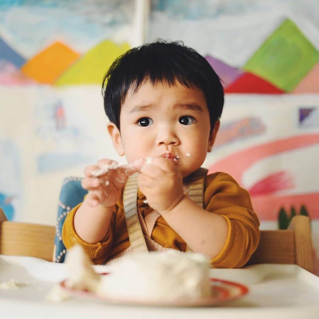 石野千尋さんのインスタグラム写真 - (石野千尋Instagram)「Happy 1st Birthday 🎂  I totally forgot to post this little boy’s special day😂 You might not know it yet, but you are loved by all♡  昨年末に迎えた息子の1歳の誕生日の投稿は、数ヶ月も下書きに眠ったまま…気がついたら新学期！ 下書きの存在すら忘れていた母です。ごめんよ🥹  冬休みになったらパーティしようとしていたのに、年末年始は家族全員胃腸炎でダウン、お祝いリベンジできたのは1月の終わりでした。  スマッシュケーキは手をタオルで拭きながらも、モグモグと食べ、選び取りはカメラとスポーツでした。一升餅はイヤイヤと泣き、プレゼントのおもちゃでは毎日遊んでいます。  生まれてすぐNICUのある大きな病院に転院したので離れ離れ、一昨年は入院していたからようやく初めて一緒に過ごせると思っていた今年のお正月は胃腸炎で水を飲むのにも必死で🤮次のお正月こそ、家族で元気に過ごせますように🎍  とにかくよく寝てくれるので、それは本当に助かってます。眠くなるとネンネーと言って1人で寝ちゃう。睡眠第一ボーイです。歩き始めて、言葉もたくさん話せるようになってきました。  車のタイヤ、電車、踏切、パウパト、ねえねのプリンセスのネックレスが最近のお気に入り💙  夫の手描き背景壁紙には、息子の好きなものがたくさん描かれています🎨  #1stbirthday #walldecor #photowall #walldesign #photobooth #birthdayphoto #babyphoto #birthday #party #1歳誕生日 #おうち写真館」4月17日 15時10分 - chihiroishino