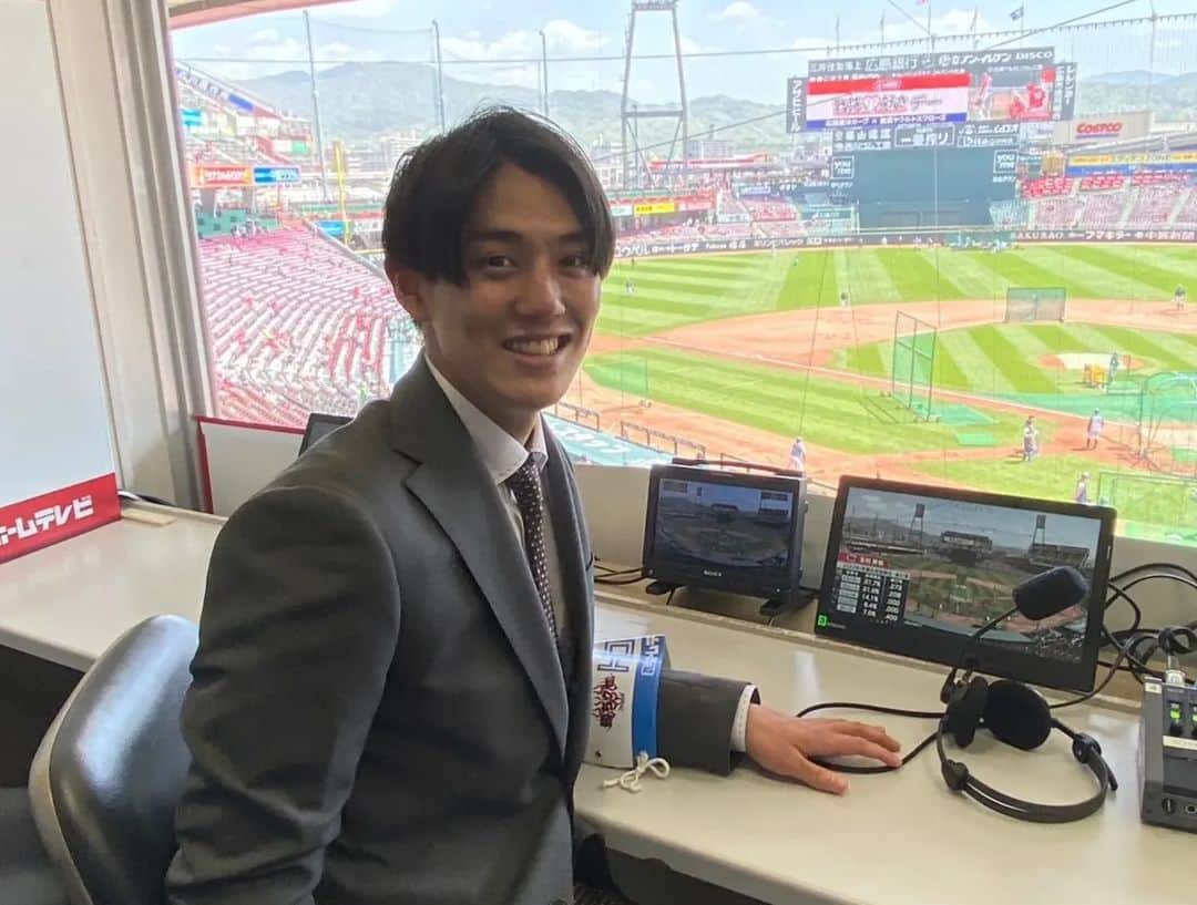 広島ホームテレビ「HOME NEXT neo」さんのインスタグラム写真 - (広島ホームテレビ「HOME NEXT neo」Instagram)「こんにちは！瀬賀です！⁡⁡ ⁡ 昨日はHOME新入社員⁡ ⁡⁡マツダスタジアム中継研修でした🏟  スタジアムが真っ赤に染まっている様子を見て⁡ ⁡野球の熱を肌で感じ、⁡ ⁡いつか自分も実況席に座りたいと強く思いました。  試合も大逆転で勝利！⁡大満足な1日でした！⁡ ⁡勝った喜びに浸りながら⁡ ⁡今日からのスポーツコーナーも頑張ります！⁡！ ⁡⁡⁡ ⁡#勝ちグセ⁡ #カープ⁡⁡  #3連勝⁡ #首位⁡ #広島ホームテレビ⁡⁡ #新入社員⁡⁡研修 #マツダスタジアム⁡ #新人アナウンサー⁡ #瀬賀凜太郎⁡ #岡本愛衣⁡ #野村舞」4月17日 15時12分 - home.announcers