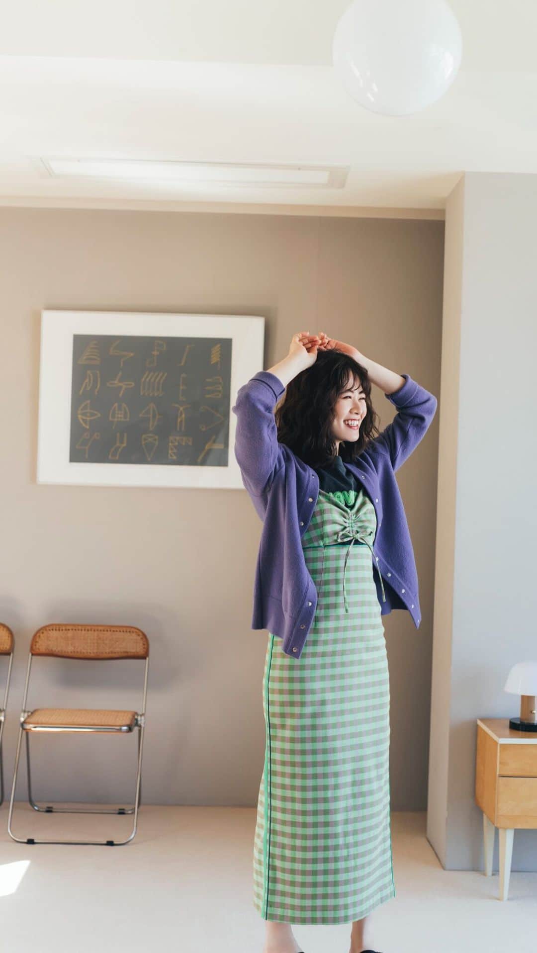 のインスタグラム：「#山崎怜奈の言葉のおすそわけ 撮影風景をお届け💜  山崎さんが、心にあたためていた小さな気づきや、覚えておきたいこと、ラジオでは伝えきれなかったエピソードなどを自由に綴る、人気連載はHanako WEBにて更新中。好評発売中のフォトエッセイもあわせてチェック！📖  #山崎怜奈 #renayamazaki」