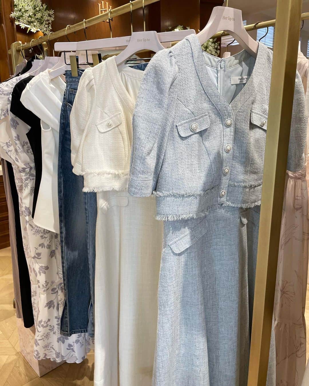 maari watanabe(まありん)さんのインスタグラム写真 - (maari watanabe(まありん)Instagram)「@herlipto の春夏展示会に、ファッションYouTuberさおりん(@saori_gokigenyo )と行ってきた✨ お洋服のデザインはもちろん、店舗の世界観360℃どこを切り取っても美しい…✨  週末使いできそうな、シンプルだけどシルエットが綺麗なワンピとそれに合わせてお靴を注文しました😍さおりんがいると、なんでも教えてくれるから心強すぎる…いつもありがとう😭  栗原さん(@sachiko__kurihara)絶賛のランジェリー( @rosier_by_hlt )も届くの楽しみです💕ときめきが止まらない時間でした…✨ カフェエリアも可愛いし、カフェのチェリーソーダも美味しかった〜☕️素敵すぎました…  #30代コーデ  #骨格ウェーブ  #購入品紹介  #herlipto」4月17日 15時14分 - manyo_wt