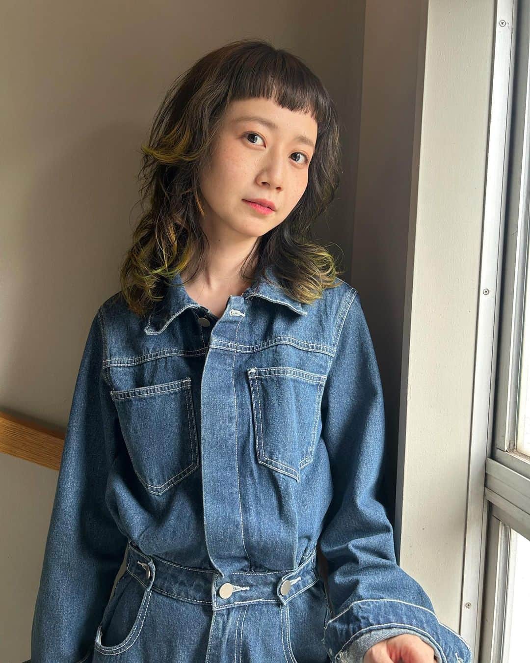 三戸なつめのインスタグラム：「髪の毛かっちょよくしてもらったのに、最後までキメきれないのが、そう、あたす🤓 . thank youあずぴょん @____katsura 🐹 . #ドカッ #失礼しましたっ #mito_natsume」