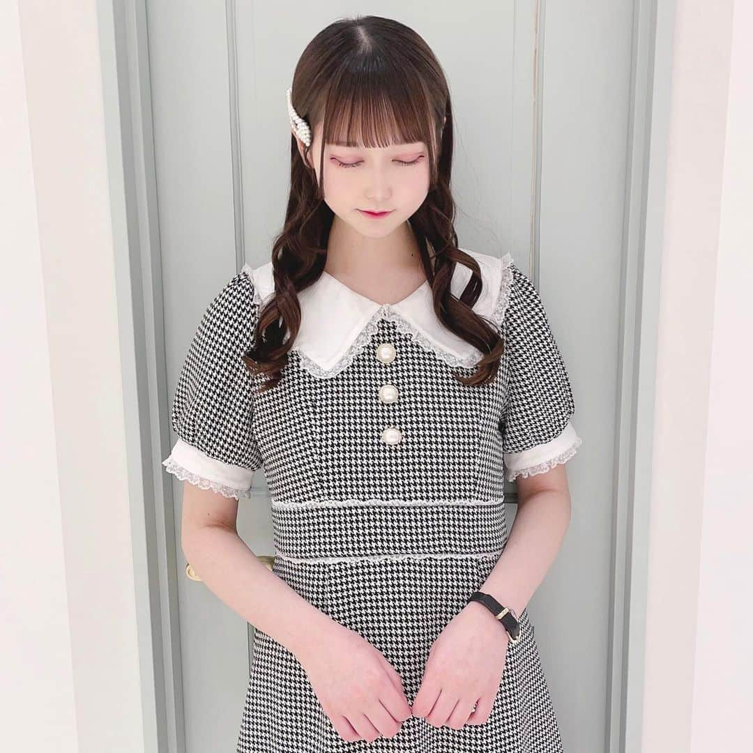 evelyn.coordinateさんのインスタグラム写真 - (evelyn.coordinateInstagram)「♡  ⁡ 𝐍𝐞𝐰 𝐚𝐫𝐫𝐢𝐯𝐚𝐥🎀 ⁡ ◽︎千鳥パールOP price : ¥9,400(taxin) ⁡ レースの付いた襟が甘めな ワンピースが入荷しております♡⸝⸝‪ ⁡ せひチェックしてみて下さい🪄︎︎◝✩ ⁡ #evelyn#エブリン#甘めコーデ#ガーリーコーデ #春コーデ#girly#feminine#ワンピース」4月17日 15時22分 - evelyn.coordinate