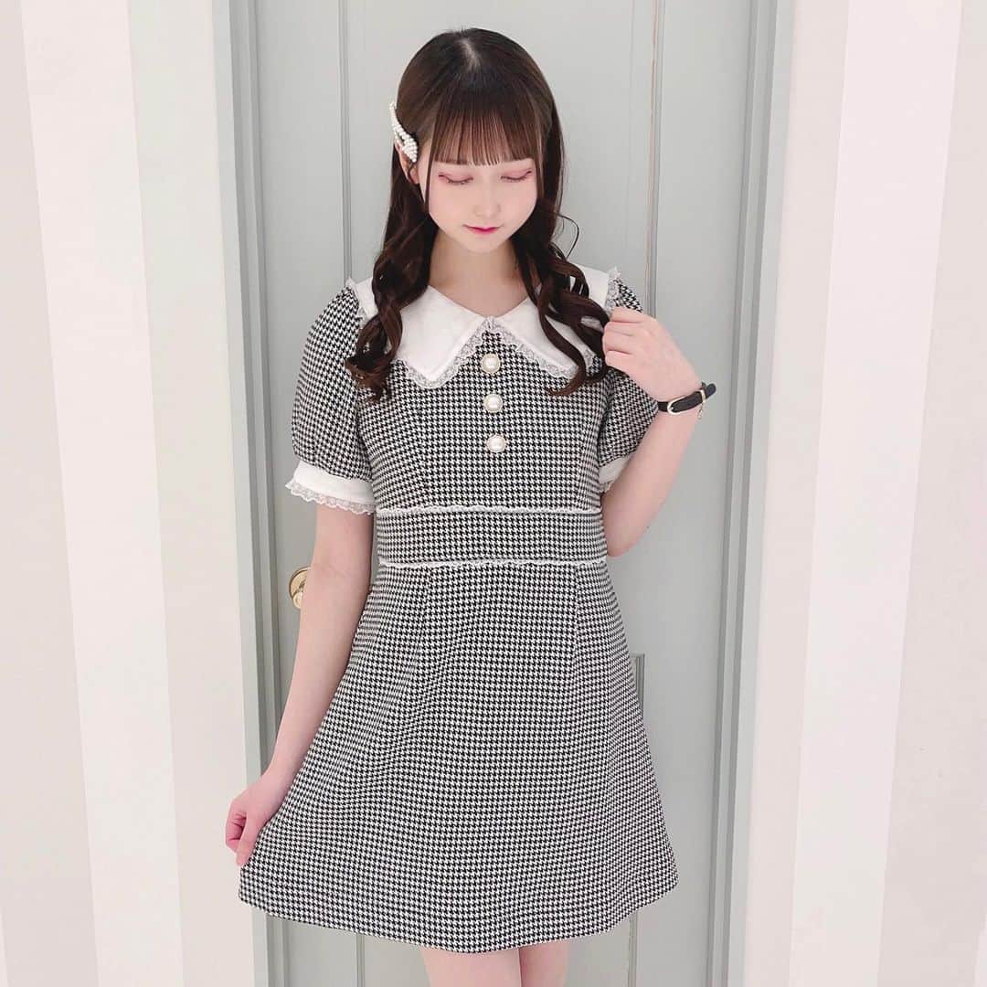 evelyn.coordinateのインスタグラム：「♡  ⁡ 𝐍𝐞𝐰 𝐚𝐫𝐫𝐢𝐯𝐚𝐥🎀 ⁡ ◽︎千鳥パールOP price : ¥9,400(taxin) ⁡ レースの付いた襟が甘めな ワンピースが入荷しております♡⸝⸝‪ ⁡ せひチェックしてみて下さい🪄︎︎◝✩ ⁡ #evelyn#エブリン#甘めコーデ#ガーリーコーデ #春コーデ#girly#feminine#ワンピース」