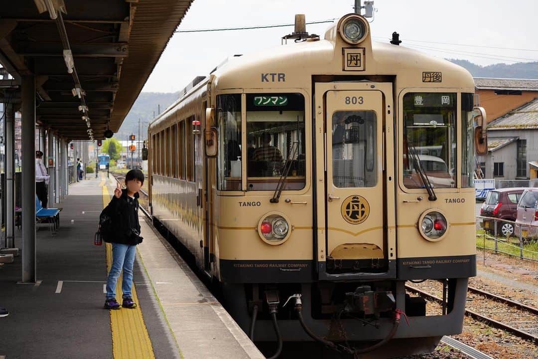 おもちゃんねるんのインスタグラム：「週末は天橋立の方の京都丹後鉄道へ行って来ました😊 息子とあおまつあかまつの連結を撮って乗って楽しんできました👍」