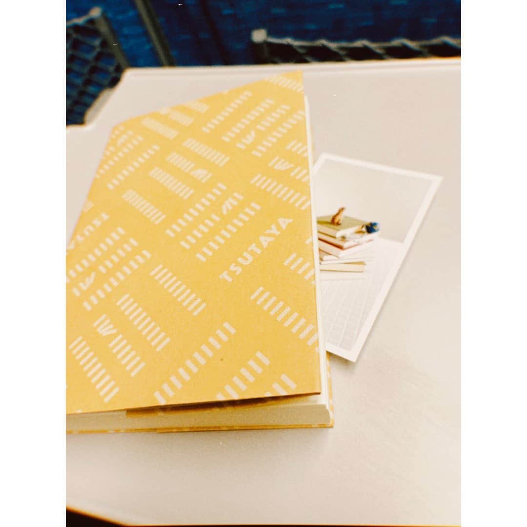木下晴香のインスタグラム：「🕒📖 ⁡ 最近、本のおかげで移動時間や待ち時間が好きなひと時になっています。 ⁡ 先日手に取った小説に著者さんのメッセージカードが挟まっていてほっこり。 思いがけず受け取った素敵なプレゼント🔖 これからしおりにして大切にしよう〜と思いながら読み進める道中です。 ⁡ 今週も良い日々に。がんばるぞー！」