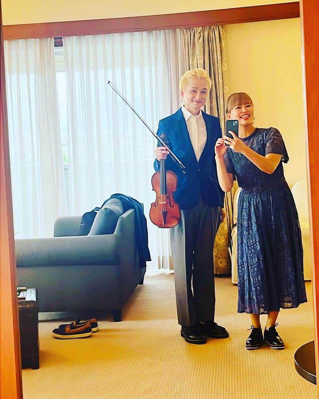 NAOTOさんのインスタグラム写真 - (NAOTOInstagram)「昨日、ルーザーヴィル@大阪公演が終了しました。あとは広島と名古屋。 是非足を運んで頂きたいですね。 そんな中、土曜日京都の某所にて、小中学校お世話になったバイオリンの先生のご子息の披露宴で、お祝演奏させて頂きました。 幸せオーラ満載！ 一緒に演奏してくれたjizueの片木きえちゃんと、鏡で記念撮影。📸」4月17日 15時34分 - naoto_poper