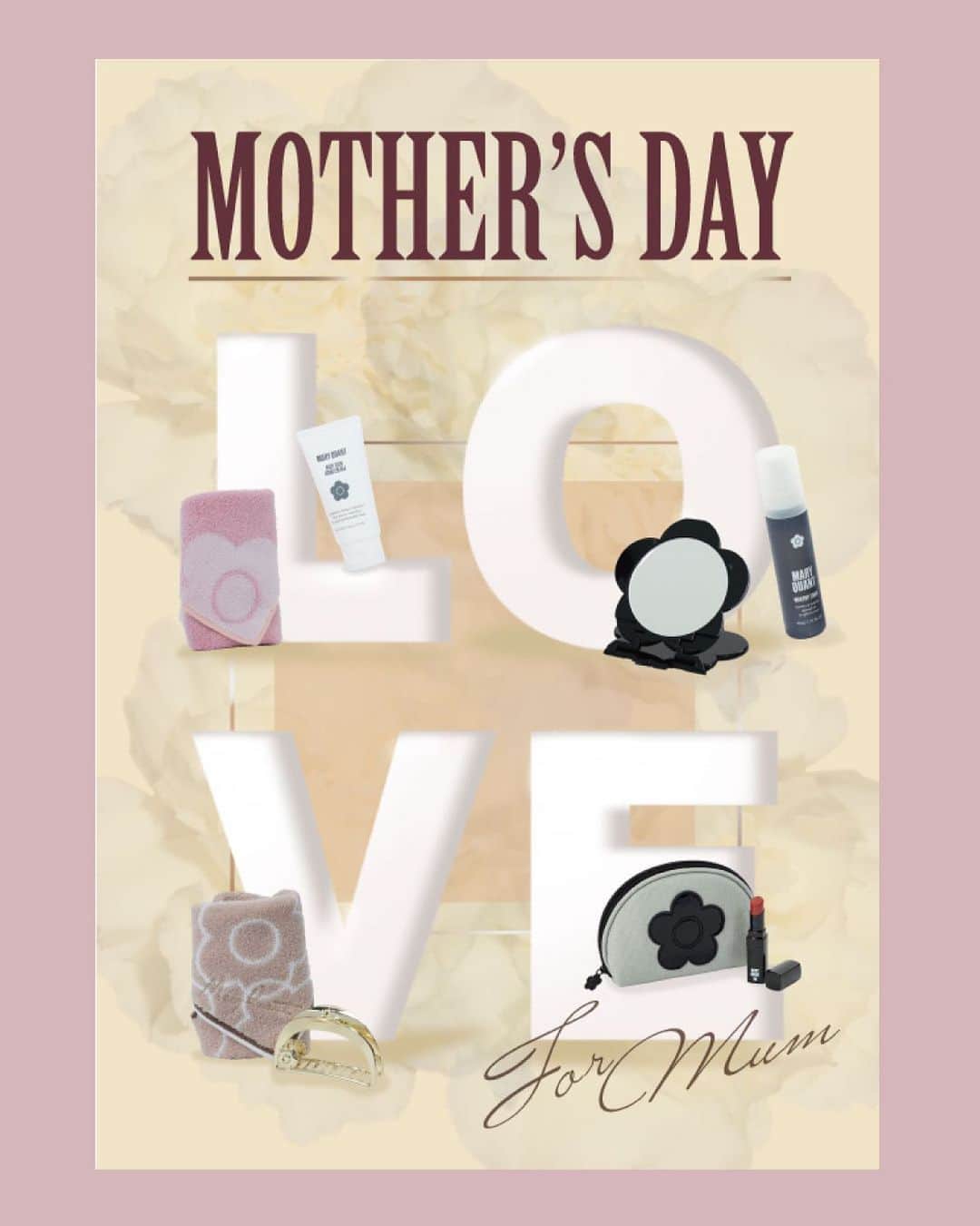 MARY QUANT officialのインスタグラム：「Mother's Day Gift Set  - 5月14日は母の日 いつもお世話になっているお母さんに 日頃の感謝の気持ちを込めてギフトを贈りませんか？ 期間中、ギフトセットやご希望のアイテムに 無料で限定ラッピング＆オリジナルメッセージカードをおつけします - 全国ショップ期間：4/15（Sat）～5/14（Sun） オンラインショップ期間：4/14（Fri）～5/14（Sun） - ギフトセット提案 A：「ハンドクリーム」セット （ハンド クリームとミニタオルのセット） B：「ミラー＆メイクアップフィクサー」セット （コンパクトミラーとメイクキープミストのセット） C：「アクセサリー＆ミニタオル」セット D：「ポーチ＆コスメ」セット （ポーチとリップスティックのセット） - ※限定ラッピングとメッセージカードは無くなり次第終了 ※オンラインショップはアイテムがセットされています ※画像はすべてセット例になります - #MARYQUANT #マリークヮント #母の日 #母の日ギフト #母の日プレゼント」