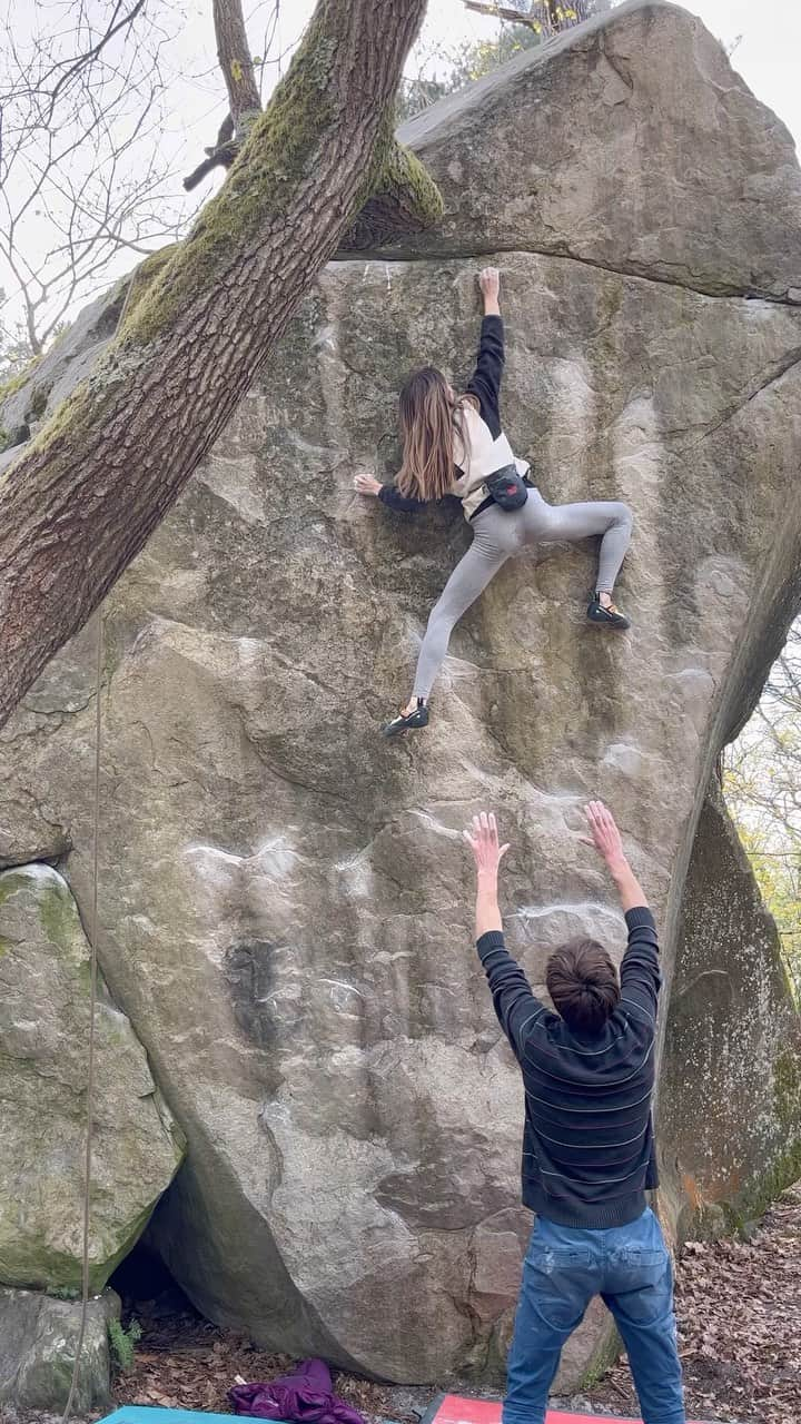 キャロライン・シノのインスタグラム：「Les Conquistadores 7B  Caro se met aux high balls😅🦎 J’ai déjà fait pleins de blocs hauts mais pas de mon plein gré. C’était des sorties hautes de blocs durs que je travaillais et qui me faisaient tellement rêver que j’ai « engagé » la sortie malgré un inconfort on va dire. Par exemple Mystério, Tristesse, … Au Rocher Gréau j’ai fait 5 versions du bloc de Supplément d’armes (pourtant haut mais fin sur des bacs) et d’autres classiques mais je suis toujours passée devant ce grand mur sans m’arrêter.  Les murs verticaux et la dalle c’est pas trop mon truc. Je préfère les dévers et les compress malgré mon physique de grimpeuse de dalle on va dire😉 Avec l’envie de grimper ces beaux murs classiques (passage obligatoire pour une bleausarde), je m’habitue un peu plus à la hauteur. Est-ce que j’aime ça pour autant? Pas vraiment, c’est surtout la concentration d’avant la grimpe, le combat mental pour arriver à ne plus rien penser à d’autre qu’à grimper (« débrancher » le cerveau) et la satisfaction d’arriver en haut qui me plaisent😇 🎥 Essai flash et réussite  @crimpoilofficial #recoverfaster @thenorthfacefr @girlsinbleau @arkose.climbing #liveelevated @frictionlabs @scarpaspa」