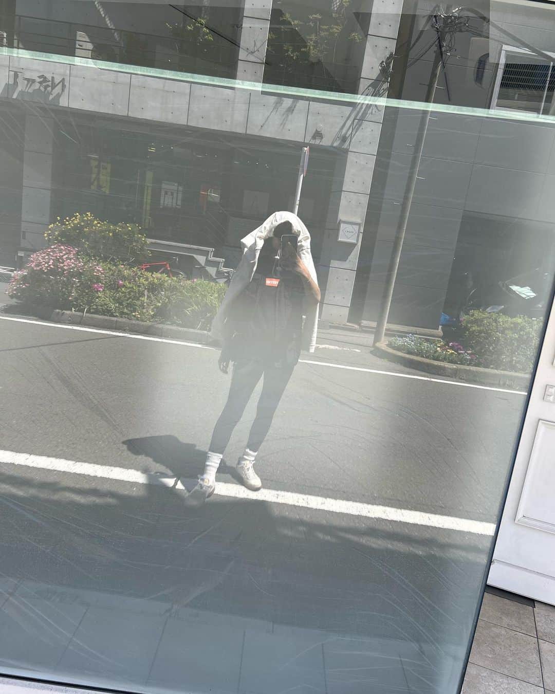 佐田真由美さんのインスタグラム写真 - (佐田真由美Instagram)「暑い‼️ うっかり帽子忘れたので 上着をのっけた！」4月17日 15時40分 - sadamayumi