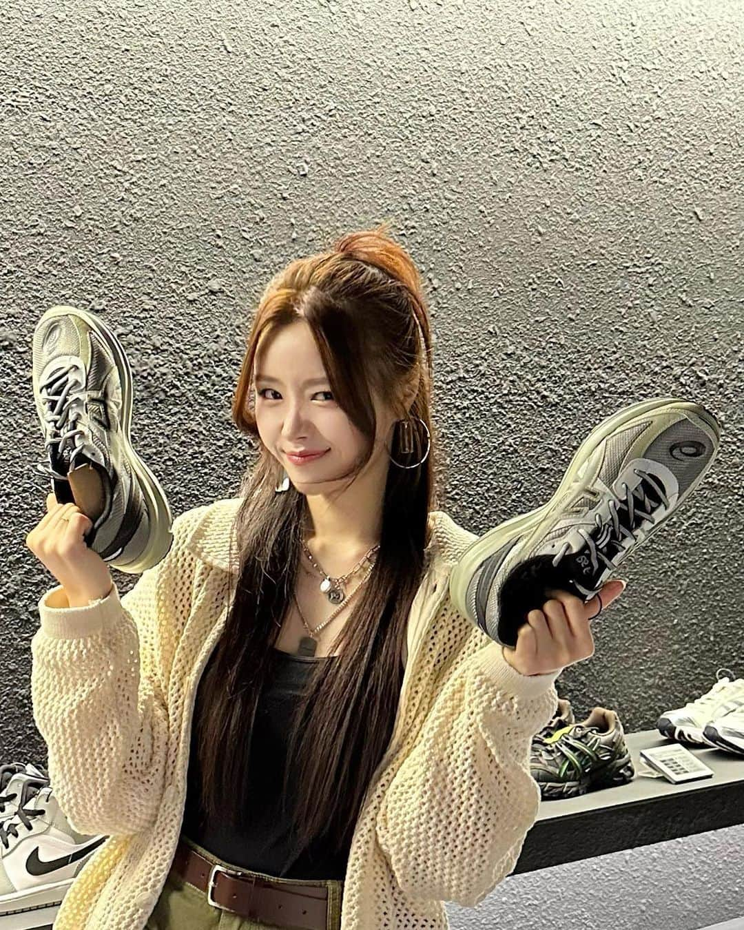 ジユルさんのインスタグラム写真 - (ジユルInstagram)「#광고 아이쇼핑 하러갔다 리얼쇼핑👟🍩 Kream x Knotted 이 조합은.. 말 해 모 해 당장 상수 쇼룸으로 달려가세요 여러분   @kream.co.kr @cafeknotted #KREAM #KNOTTED」4月17日 15時57分 - jiyul_7