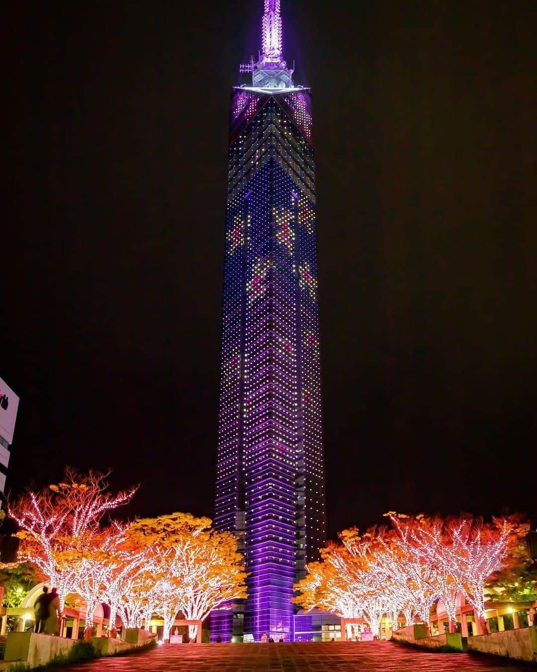 福岡市のインスタグラム：「＜ fukuokapics4月：福岡タワー＞ 今年のお花見は皆さん十分お楽しみいただけましたでしょうか？🌸 福岡タワーイルミネーションも桜色に包まれた華やかな仕様になっていました。 今年の桜は例年に比べて、とても早い時期に開花したためほとんどがもう葉桜に変わりました。 来年もまた美しい桜を見られることが、とても楽しみですね。  Did you enjoy the Sakura (cherry blossom) this spring? 🌸 Full blooming was much earlier than usual and has already moved on to the Hazakura (fresh green leaf) stage. It’s still beautiful but we can’t wait to see the full blooming Sakura again next year!  photo by @kz_life__ location：福岡タワー  Fukuoka Tower ・ hashtag : #fukuokapics follow : @fukuoka_official ・ #福岡市 #福岡タワー #fukuoka #hakata #nakasu #tenjin」