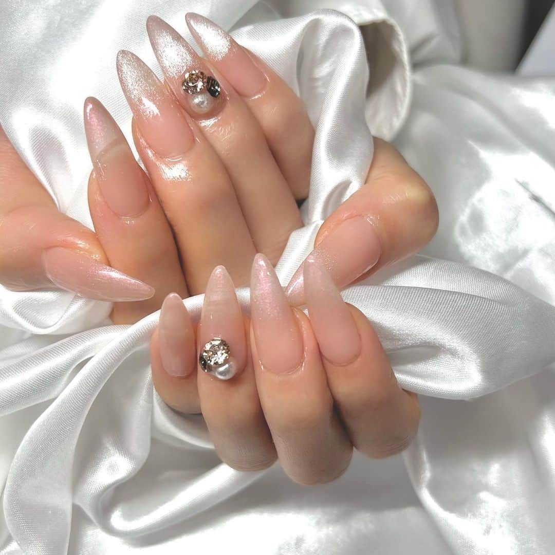 加美杏奈のインスタグラム：「・ New Nail💅✨  やっぱりショートは耐えられず、、 速攻スカルプに戻した🤪  Harukaちゃんのデザインが可愛すぎて ほぼ丸パクリさせてもらった🤣❤︎  サロンは @yudia_neon 🤍 担当は安定の @_nae.nail_ 🤍」