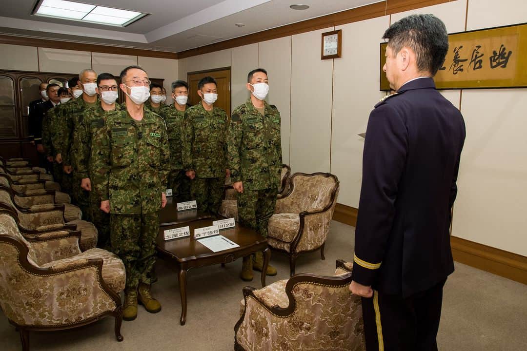 のインスタグラム：「４月１４日、森下陸幕長は、#ＰＫＯ（施設分野）の能力構築支援のため、モンゴルに派遣される隊員から出国報告を受けました。陸上自衛隊は、４月１５日から約２週間、モンゴル軍に対する能力構築支援を行う予定です。 ＃陸上自衛隊　＃モンゴル軍　＃#能力構築支援   On 14 Apr, GEN Morishita, CS, JGSDF received a report from members who will be dispatched for the #Capacity Building project in the field of PKO (Engineering) in Mongolia. The #JGSDF will conduct the project with the #Mongolian_Armed_Forces for about 2 weeks from 15 Apr.」