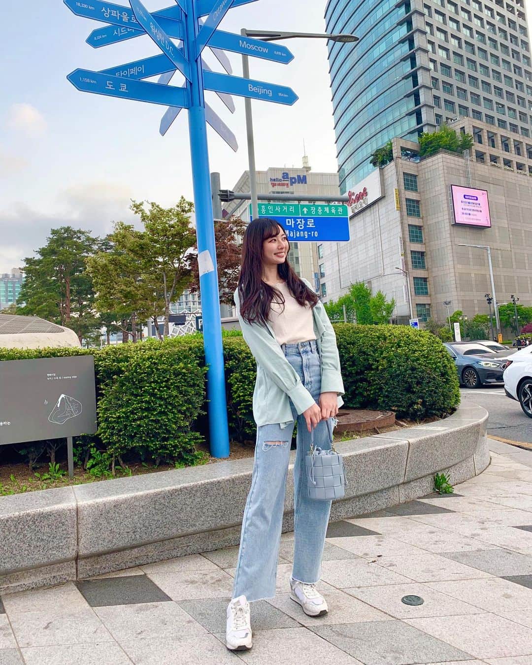 川村まりさんのインスタグラム写真 - (川村まりInstagram)「足長く見えるデニム…  #デニムコーデ#ブルーコーデ#水色コーデ #デニム#ダメージデニム」4月17日 16時03分 - marimari725