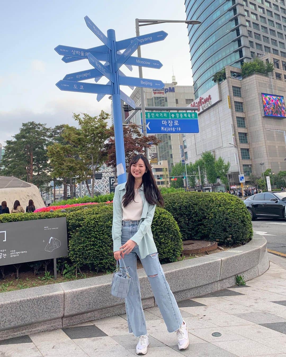川村まりさんのインスタグラム写真 - (川村まりInstagram)「足長く見えるデニム…  #デニムコーデ#ブルーコーデ#水色コーデ #デニム#ダメージデニム」4月17日 16時03分 - marimari725