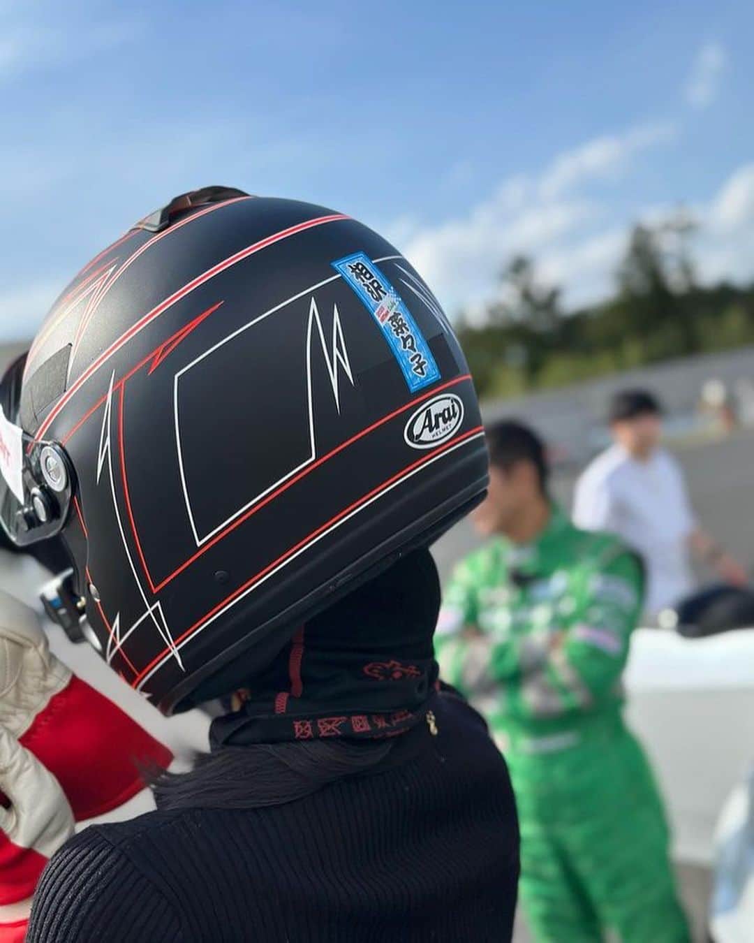 相沢菜々子さんのインスタグラム写真 - (相沢菜々子Instagram)「かっちょいいヘルメット！！ ほんとありがとうございます😭😭 #ZENT ロゴつけてもらってます😭  #車選びドットコム @kurumaerabicom」4月17日 16時19分 - nanako_aizawa